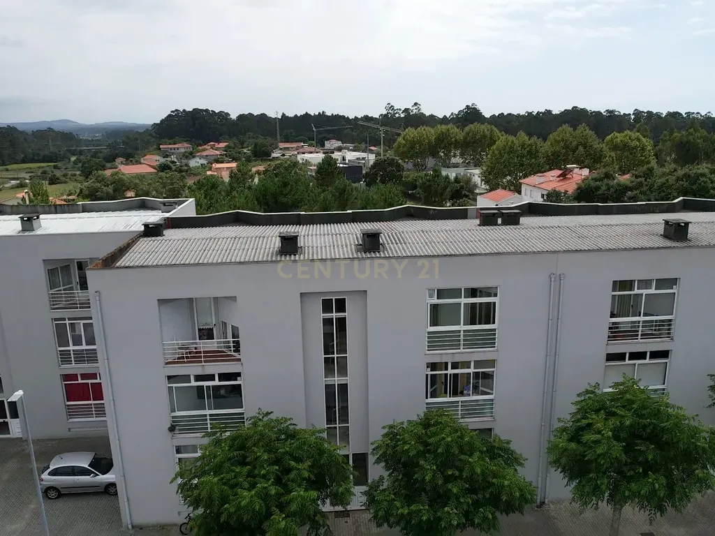 T2 Renovado com Garagem Fechada e 2 Varandas — Palmeira de Faro, Esposende - Image 21