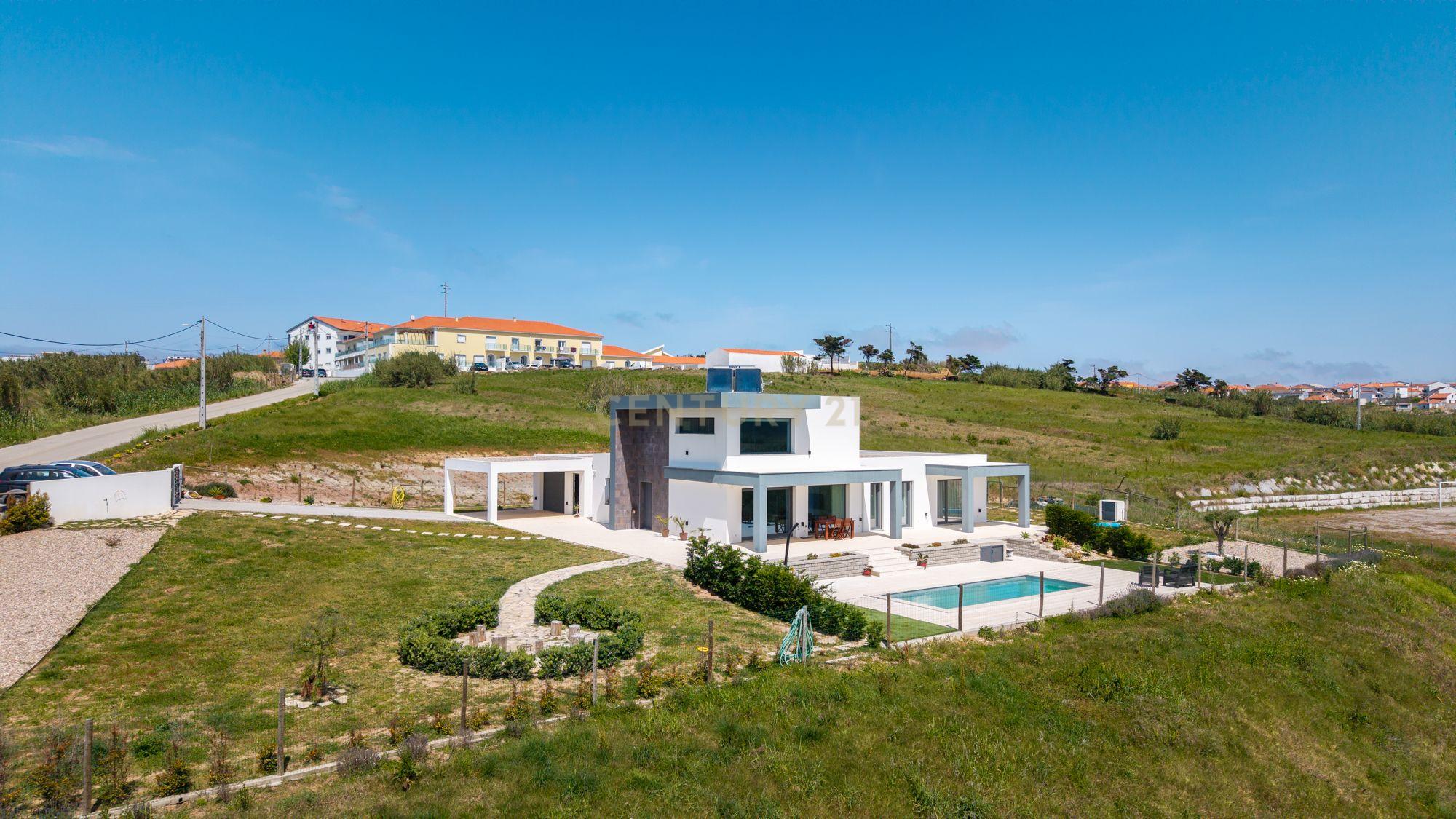 Fotografia 2 de Entre o Campo e o Mar: Moradia T3 Contemporânea com Piscina e 11.000 m² | Ribamar – Lourinhã