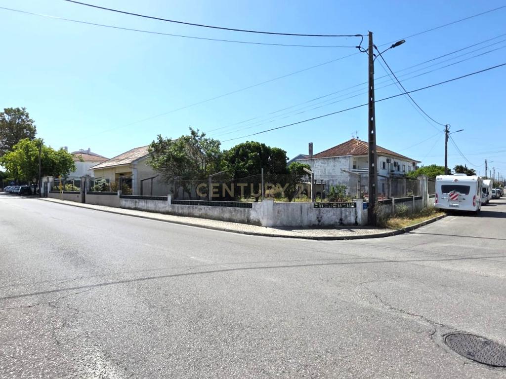 Espetacular Moradia T4 em Fernão Ferro com Jardim e possibilidade de nova construção no lote de 1.041 m2 - Image 43