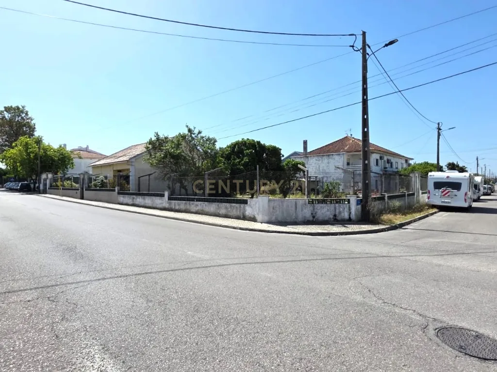 Espetacular Moradia T4 em Fernão Ferro com Jardim e possibilidade de nova construção no lote de 1.041 m2 - Image 43