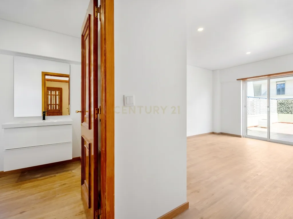 Apartamento T2 Renovado com Terraço de 48 m² e Box para 2 Carros em Carcavelos – a 8 minutos da praia - Image 12