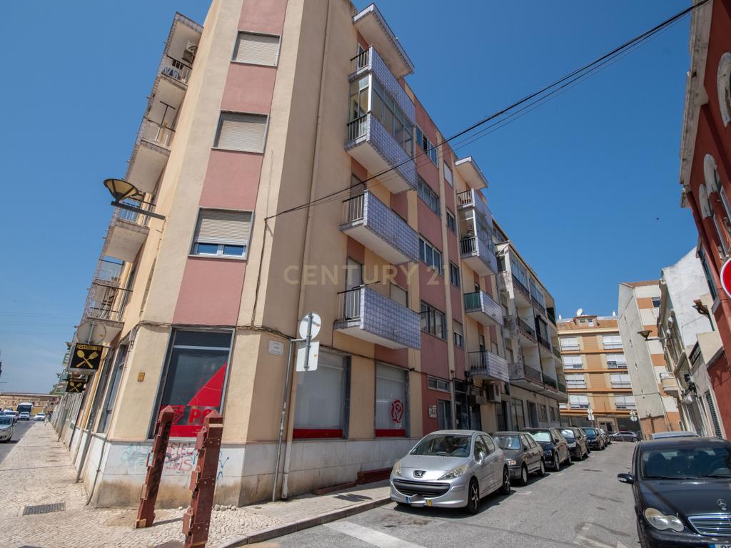 Oportunidade Única! Apartamento T2 com Vista Rio em Vila Franca de Xira. - Image 1