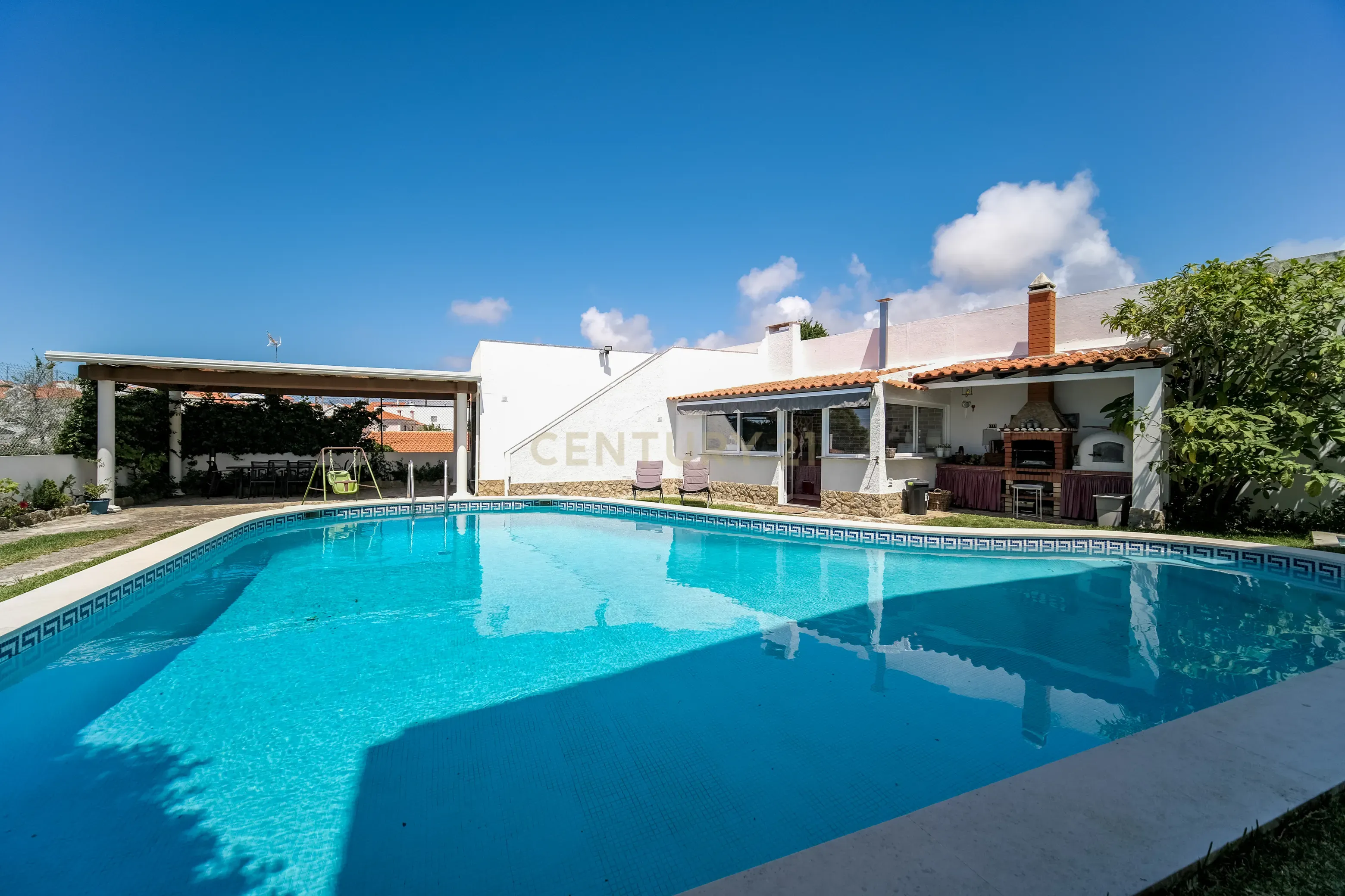 Moradia T5 totalmente renovada, com piscina, 15 minutos a pé da Praia de S. Julião, na Carvoeira, Ericeira, Mafra - Image 1
