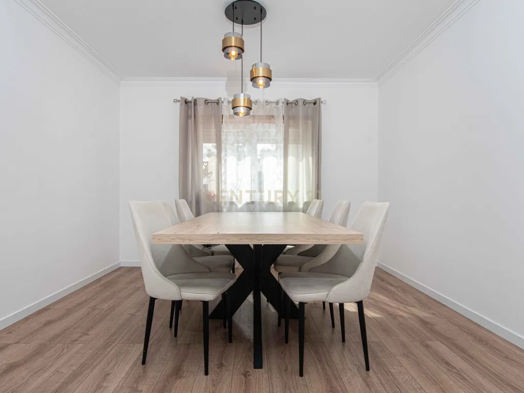 Apartamento T3 com Parqueamento e Arrecadação - Image 5