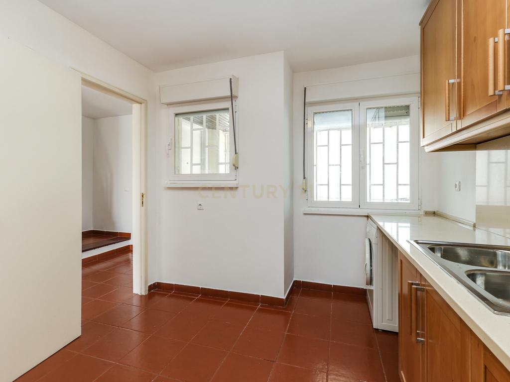 Apartamento T4 Duplex no coração de Telheiras - Image 5