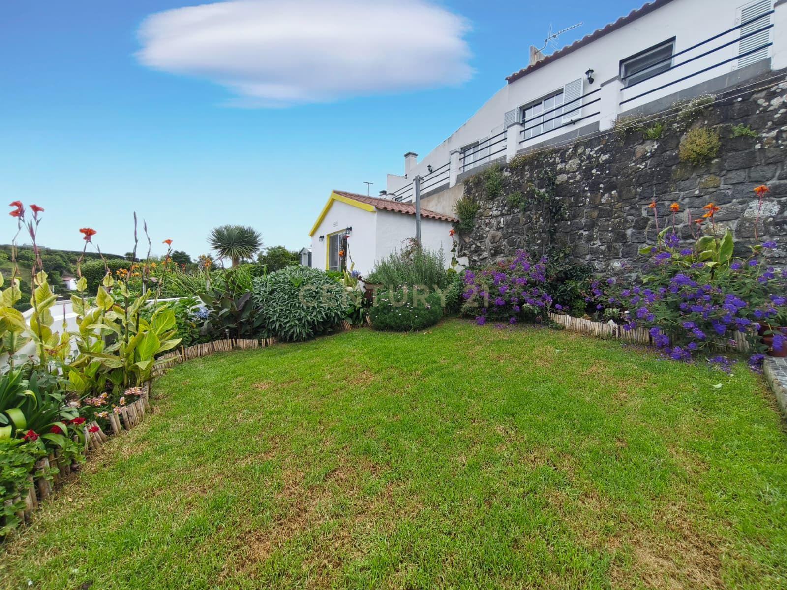 Fotografia 5 de Moradia T2 no Centro da Vila do Nordeste | Jardim e Excelente Potencial de Investimento