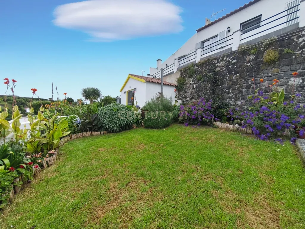 Moradia T2 no Centro da Vila do Nordeste | Jardim e Excelente Potencial de Investimento - Image 5