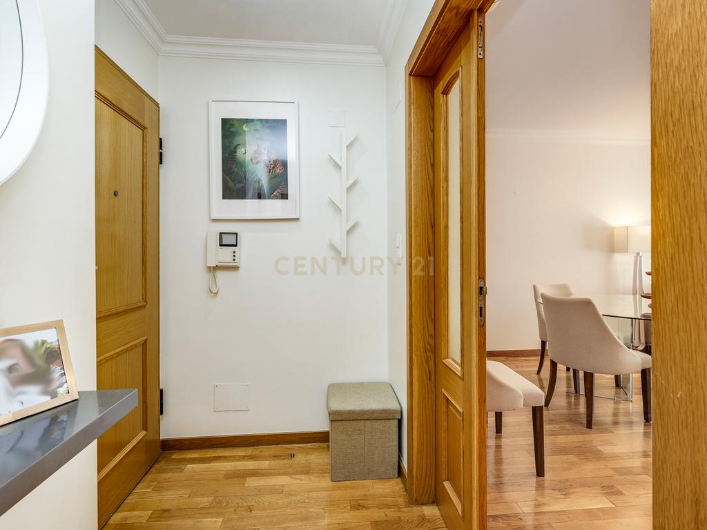 Apartamento T2 para Arrendamento | Urbanização do Neudel, Amadora - Image 2