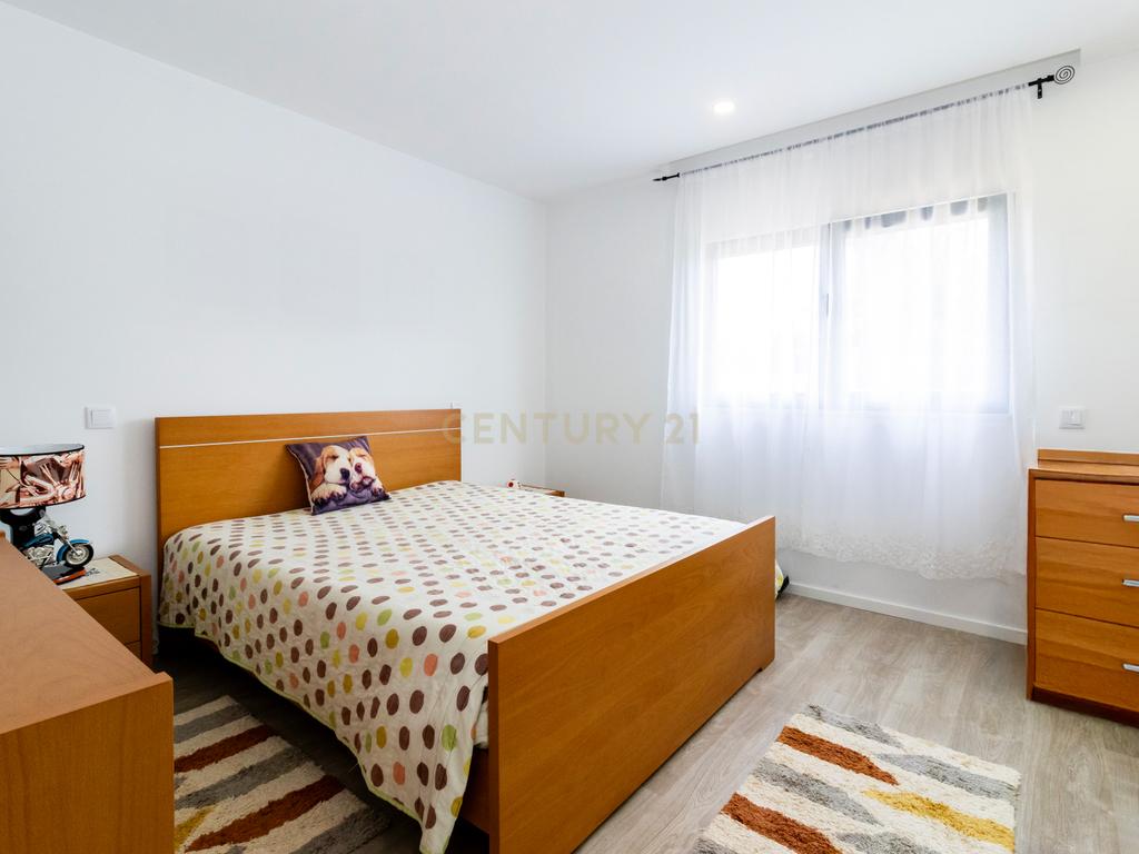 Excelente Moradia T3 Térrea SEMI-NOVA em Alcobaça com Jardim e garagem - Image 13