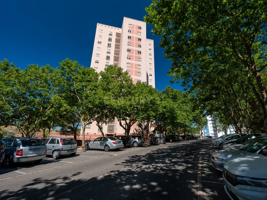 Apartamento de tipologia T2, totalmente renovado, localizado em Santo António dos Cavaleiros – Loures. - Image 1
