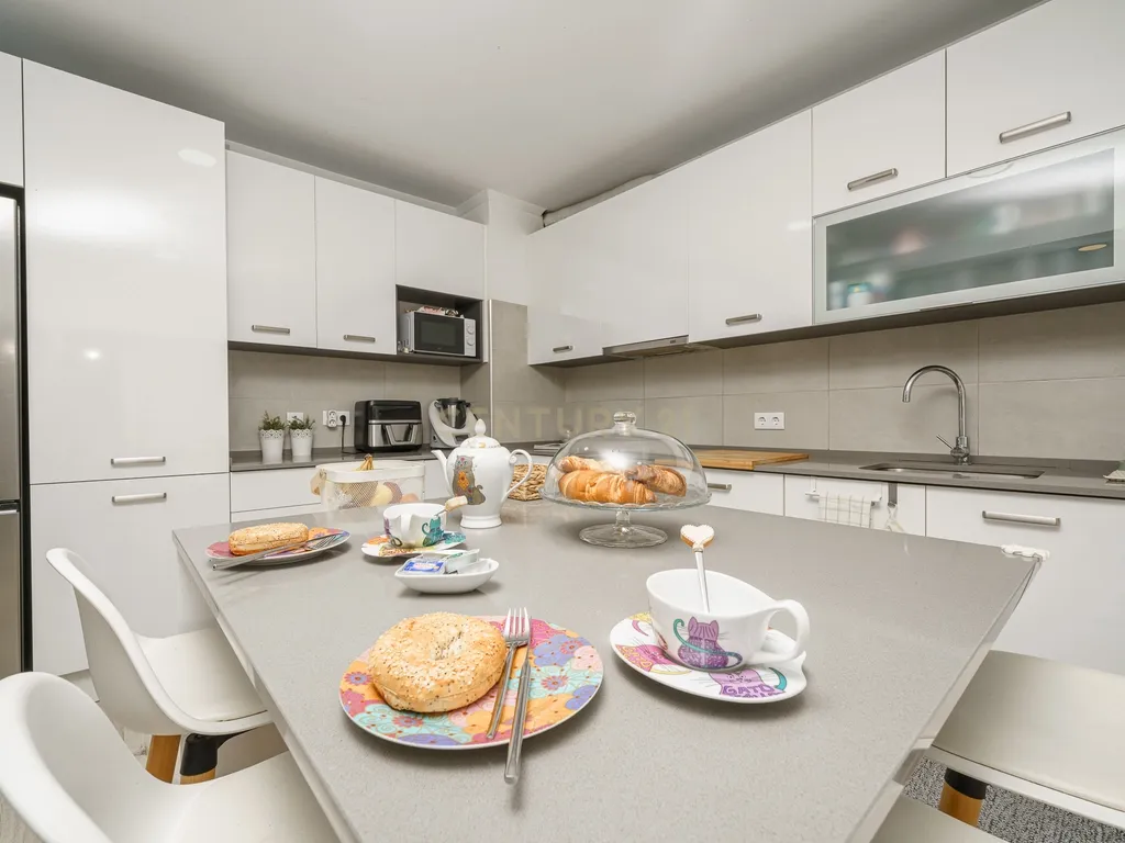 Apartamento T4 renovado | 175 m² | 3 varandas | Bairro do Liceu, Setúbal - Image 11