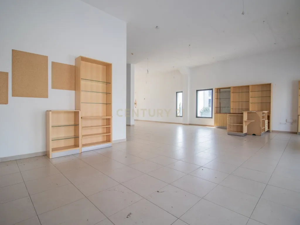 Loja passível de ser transformado em Apartamento T2 ou T3 com terraço privativo de Garagem - Image 20