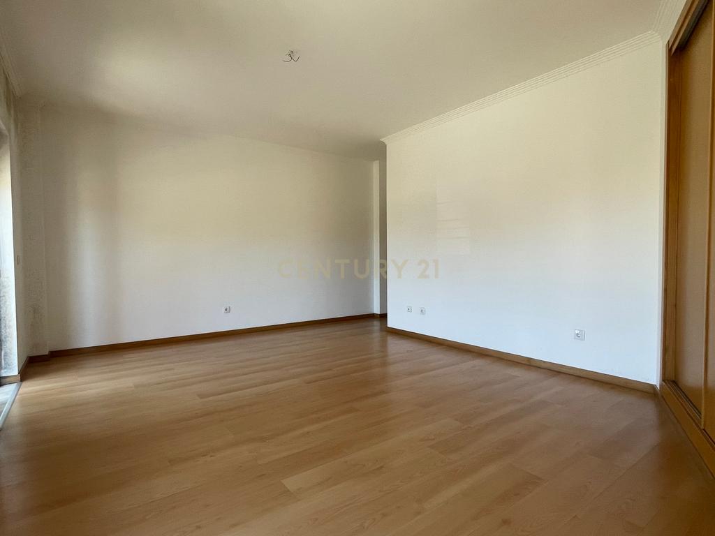 Apartamento T3, com Varanda, Arrecadação e 3 Lugares de estacionamento, no Pinhal Novo - Image 19