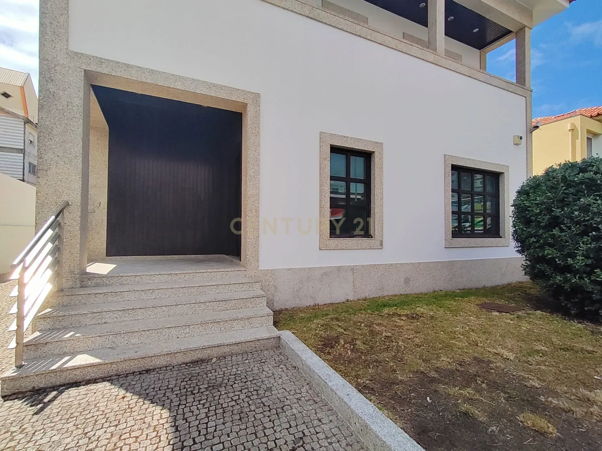 Moradia T5 com piscina a 50 metros da praia e da Avenida dos Banhos na Póvoa de Varzim - Image 4