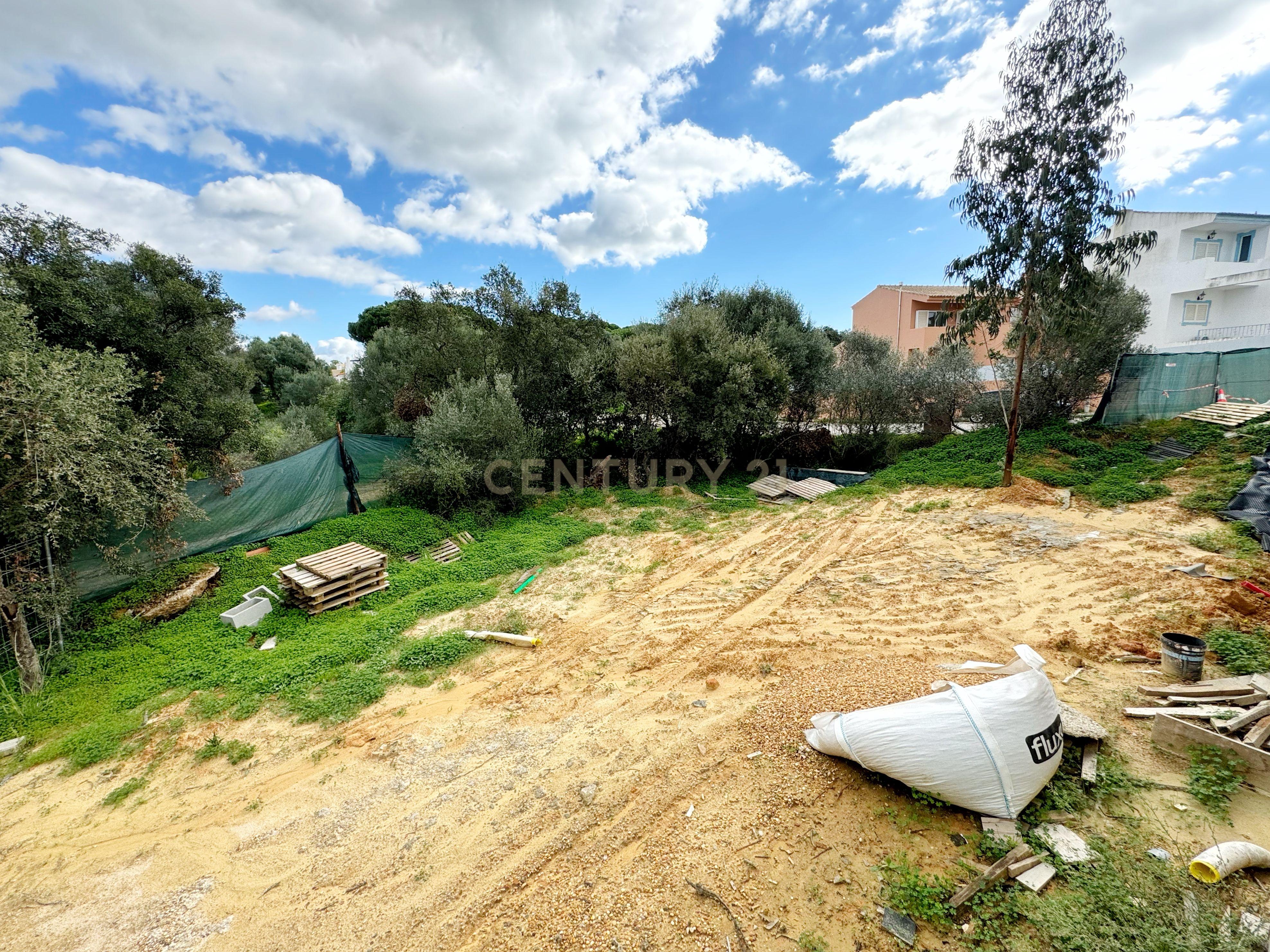 Lote de Terreno Urbano para Construção de Moradia T2, localizado em zona privilegiada e a 5 Km da praia - Image 10