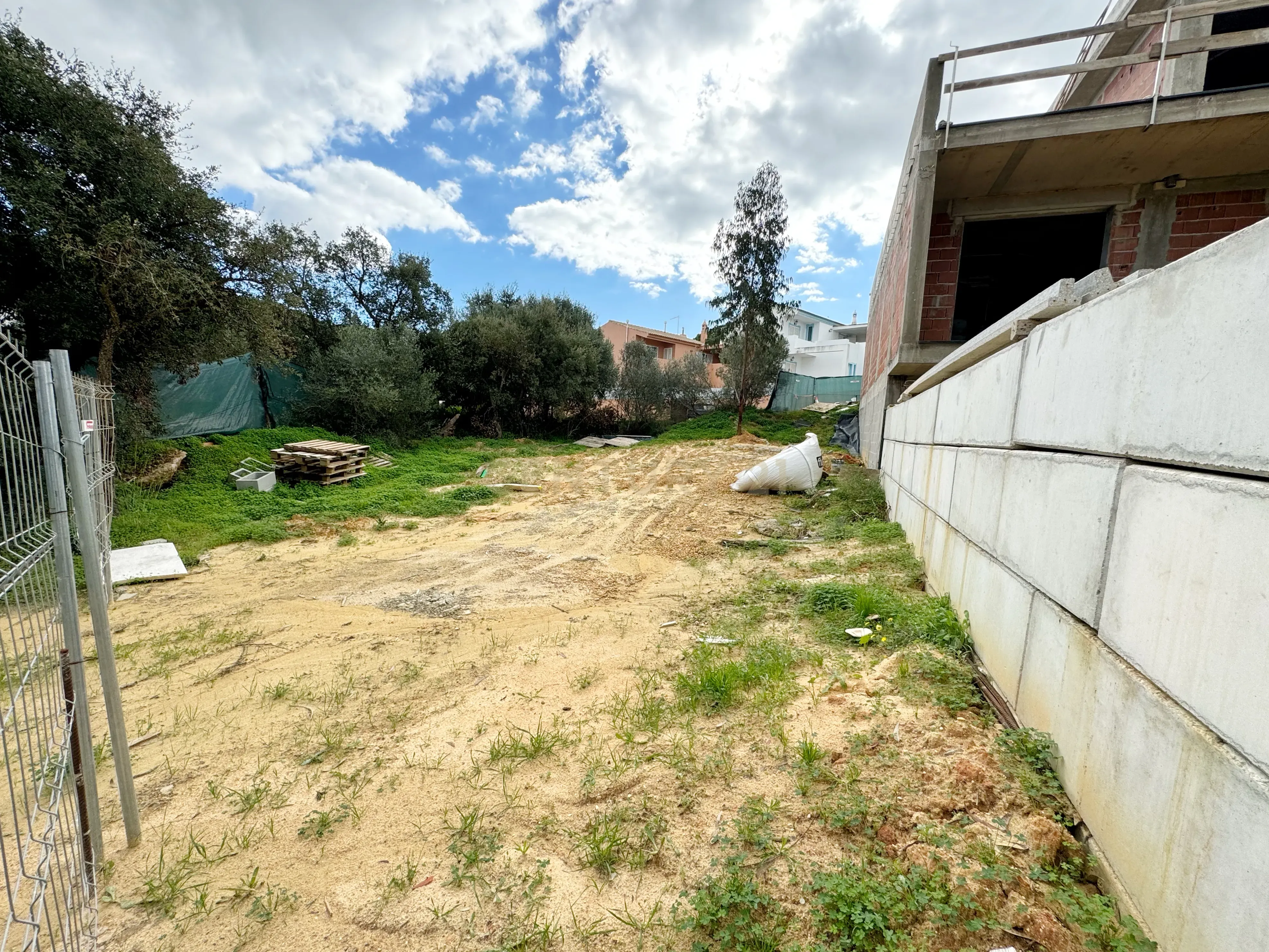 Lote de Terreno Urbano para Construção de Moradia T2, localizado em zona privilegiada e a 5 Km da praia - Image 11