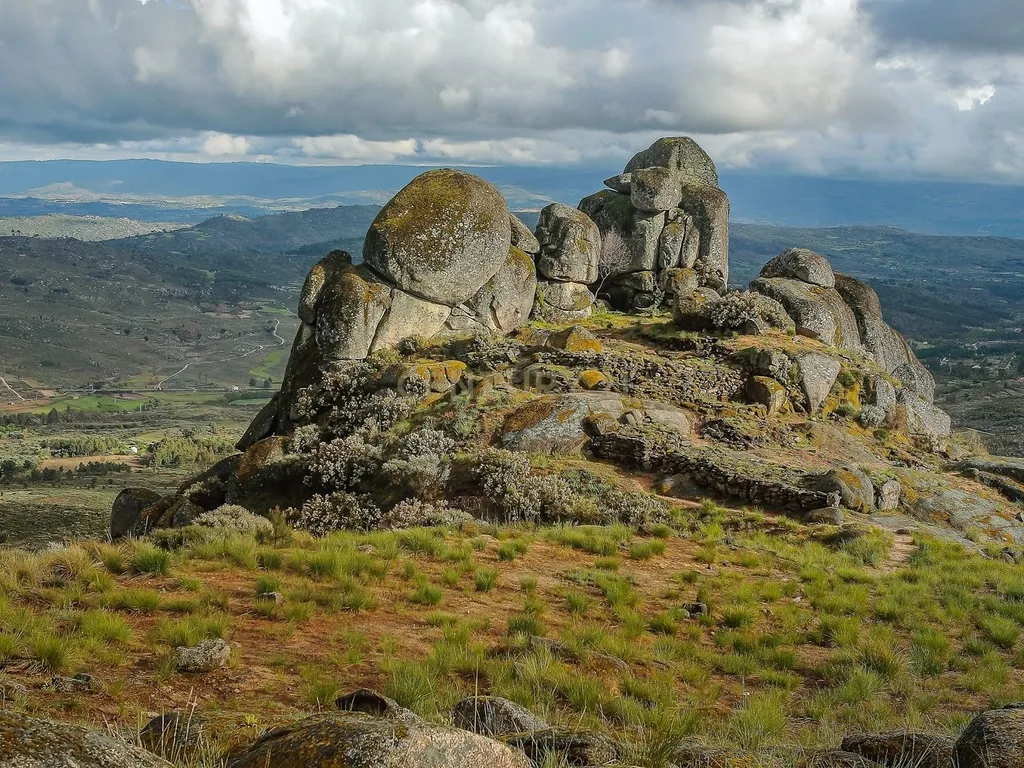 Moradia T3 +2 + Terreno Rústico de 3.700m2 em Fornos de Algodres - Image 20