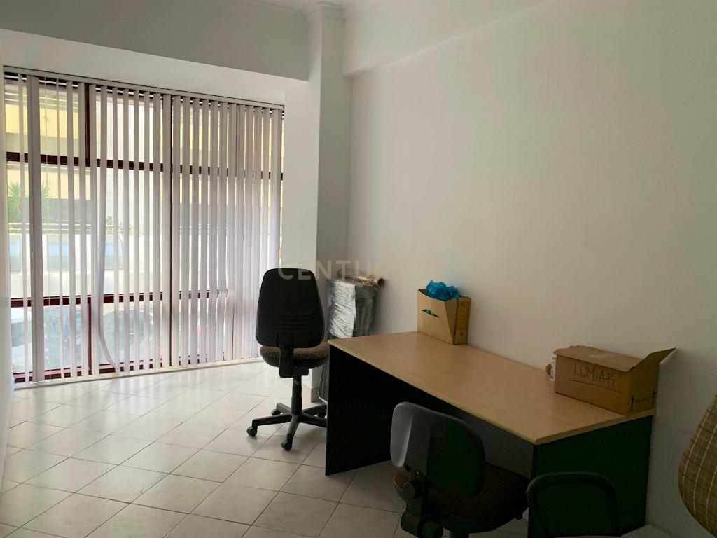 Loja Espaçosa no Lumiar, Lisboa - 190m² por 1990€ - Image 15