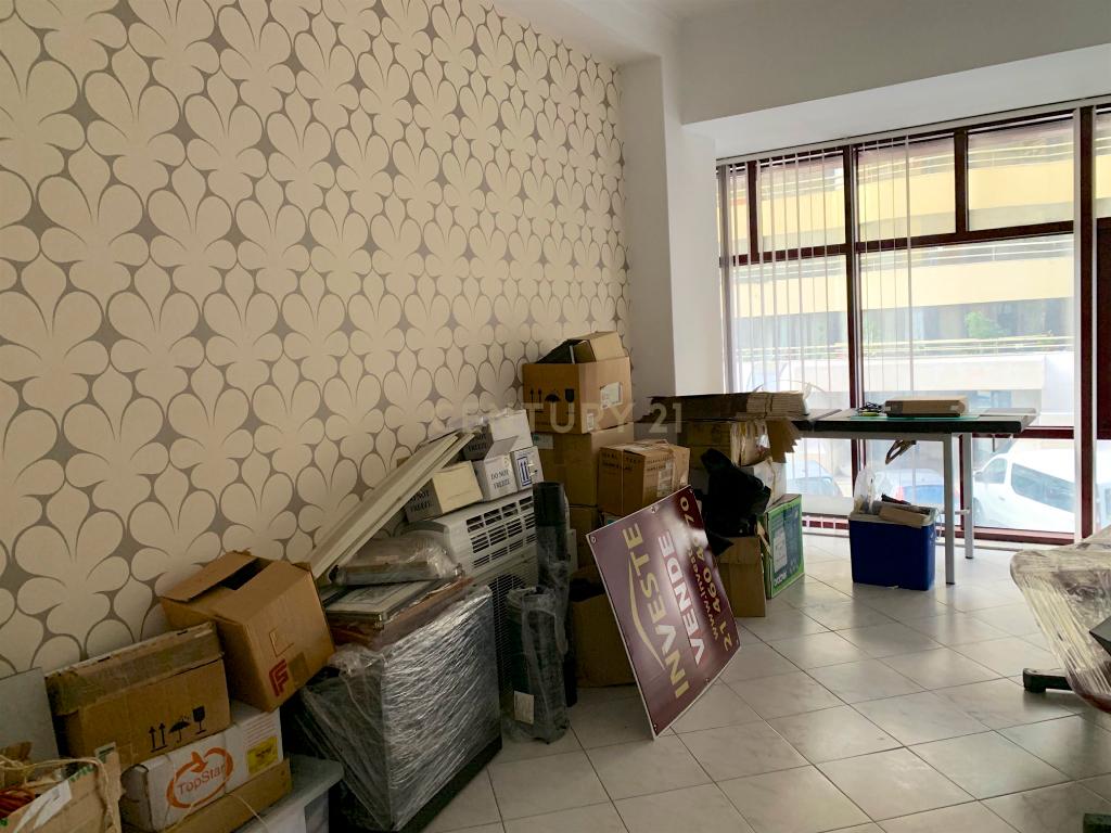 Loja Espaçosa no Lumiar, Lisboa - 190m² por 1990€ - Image 3