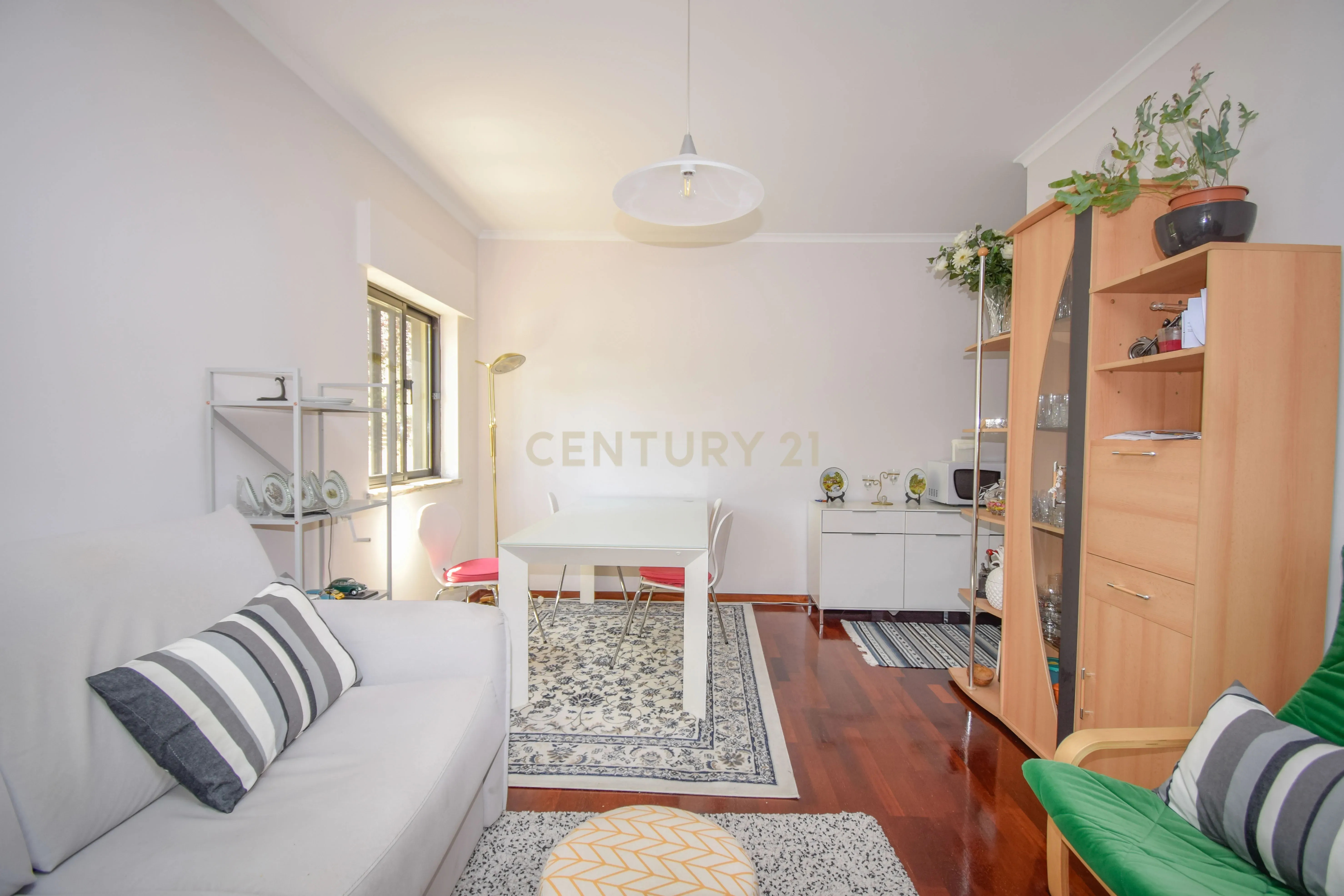 Apartamento T2 Luminoso em Alfragide Sul - Image 1