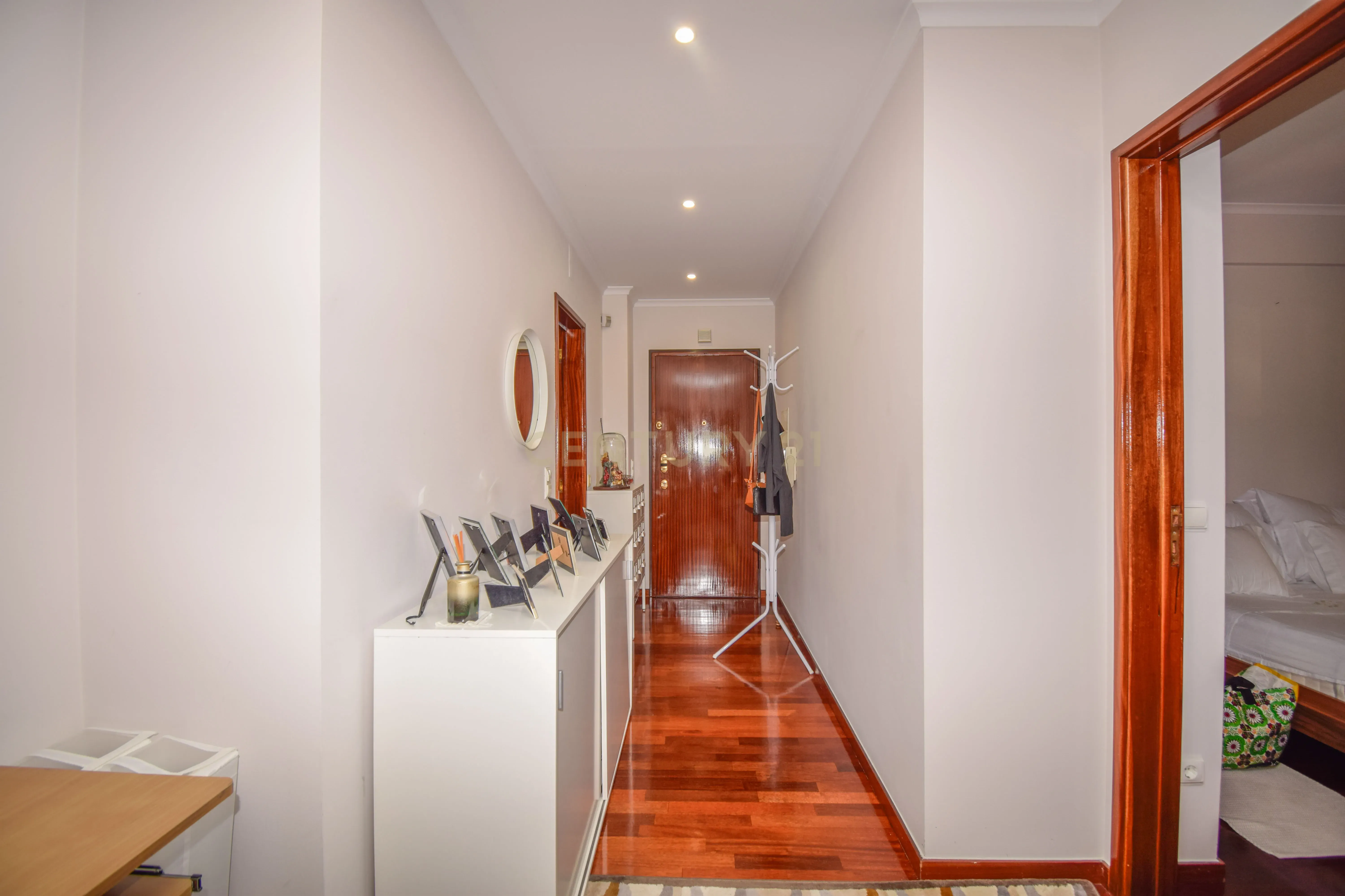 Apartamento T2 Luminoso em Alfragide Sul - Image 4