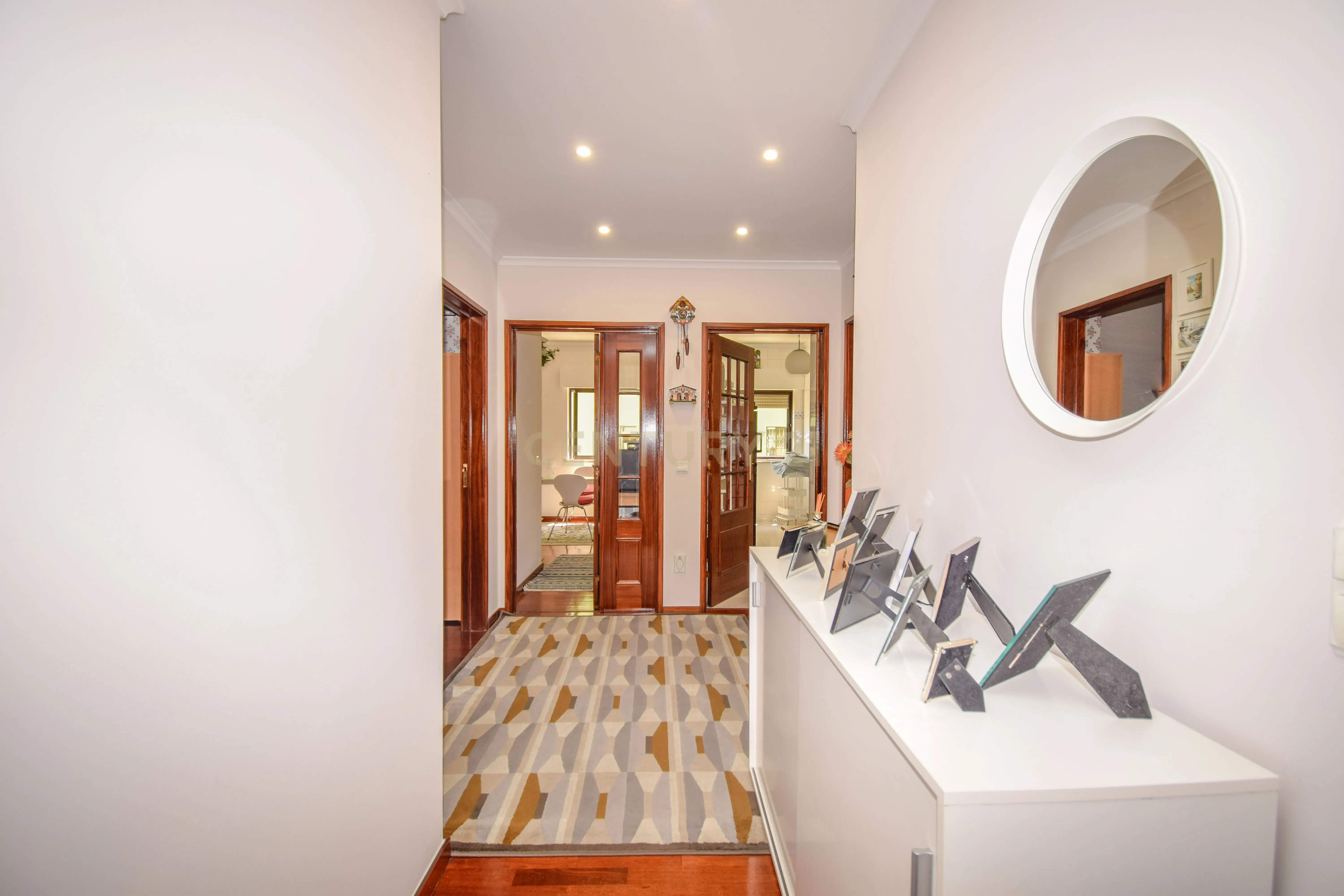 Apartamento T2 Luminoso em Alfragide Sul - Image 5