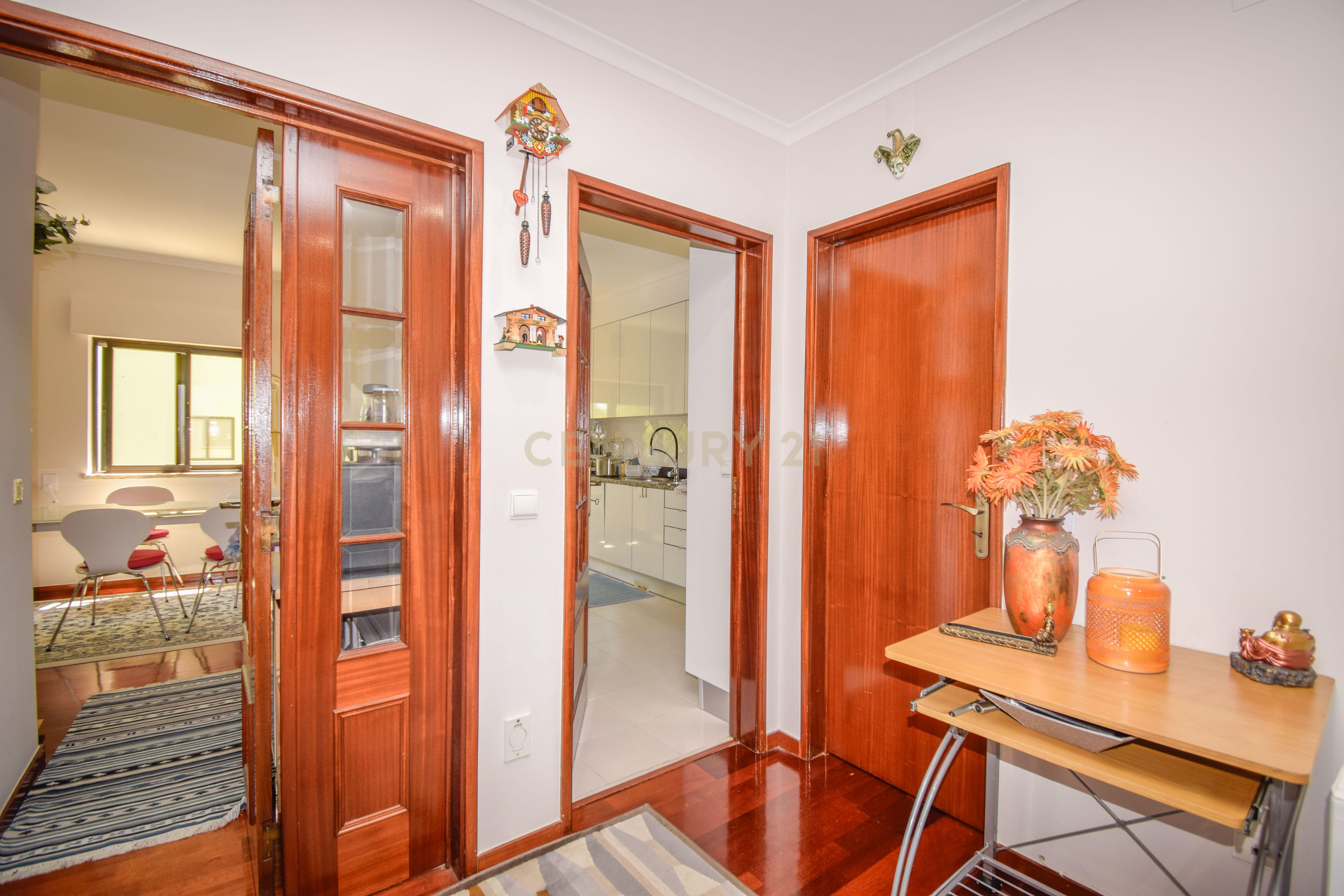 Apartamento T2 Luminoso em Alfragide Sul - Image 6
