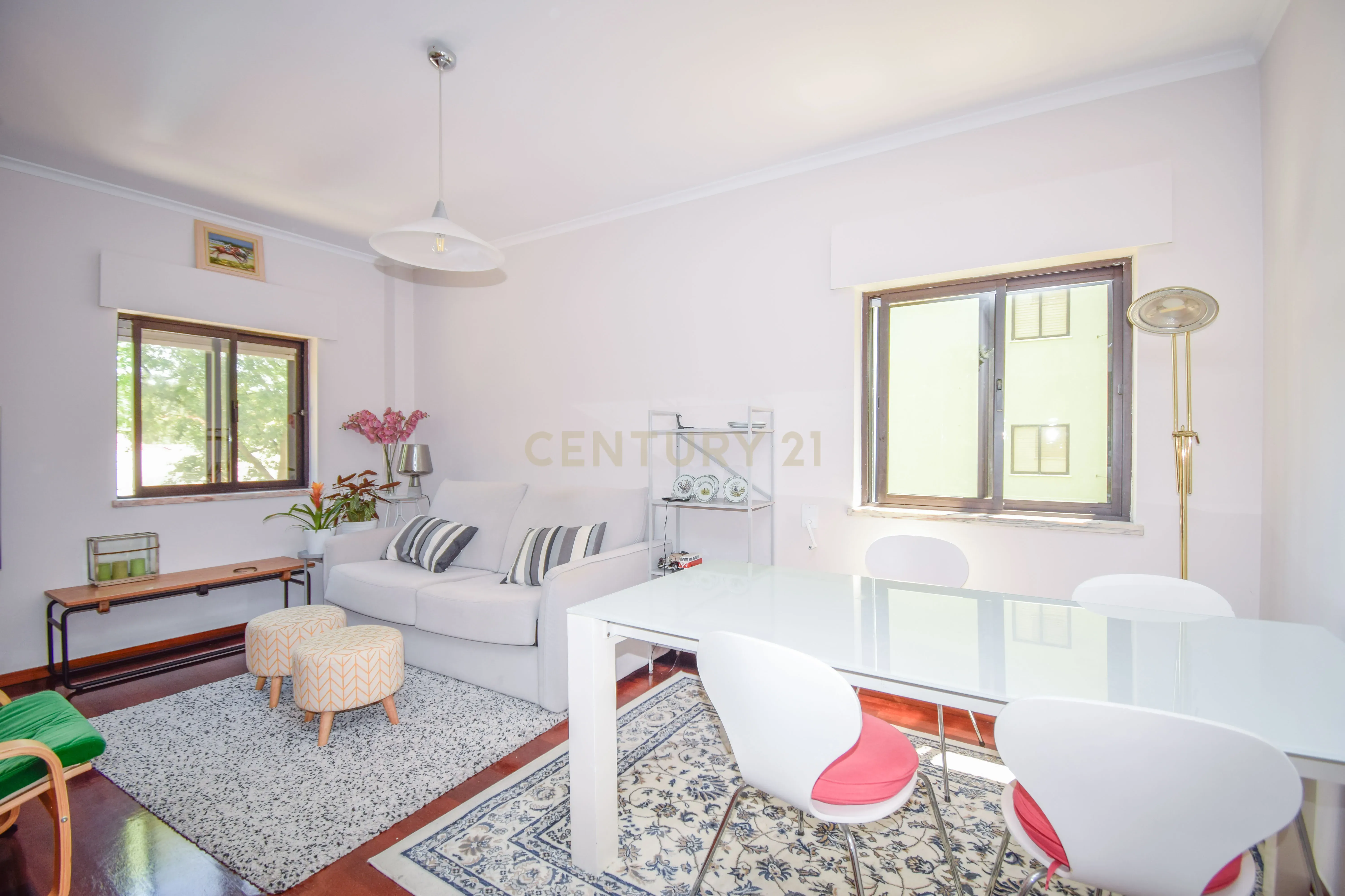 Apartamento T2 Luminoso em Alfragide Sul - Image 2