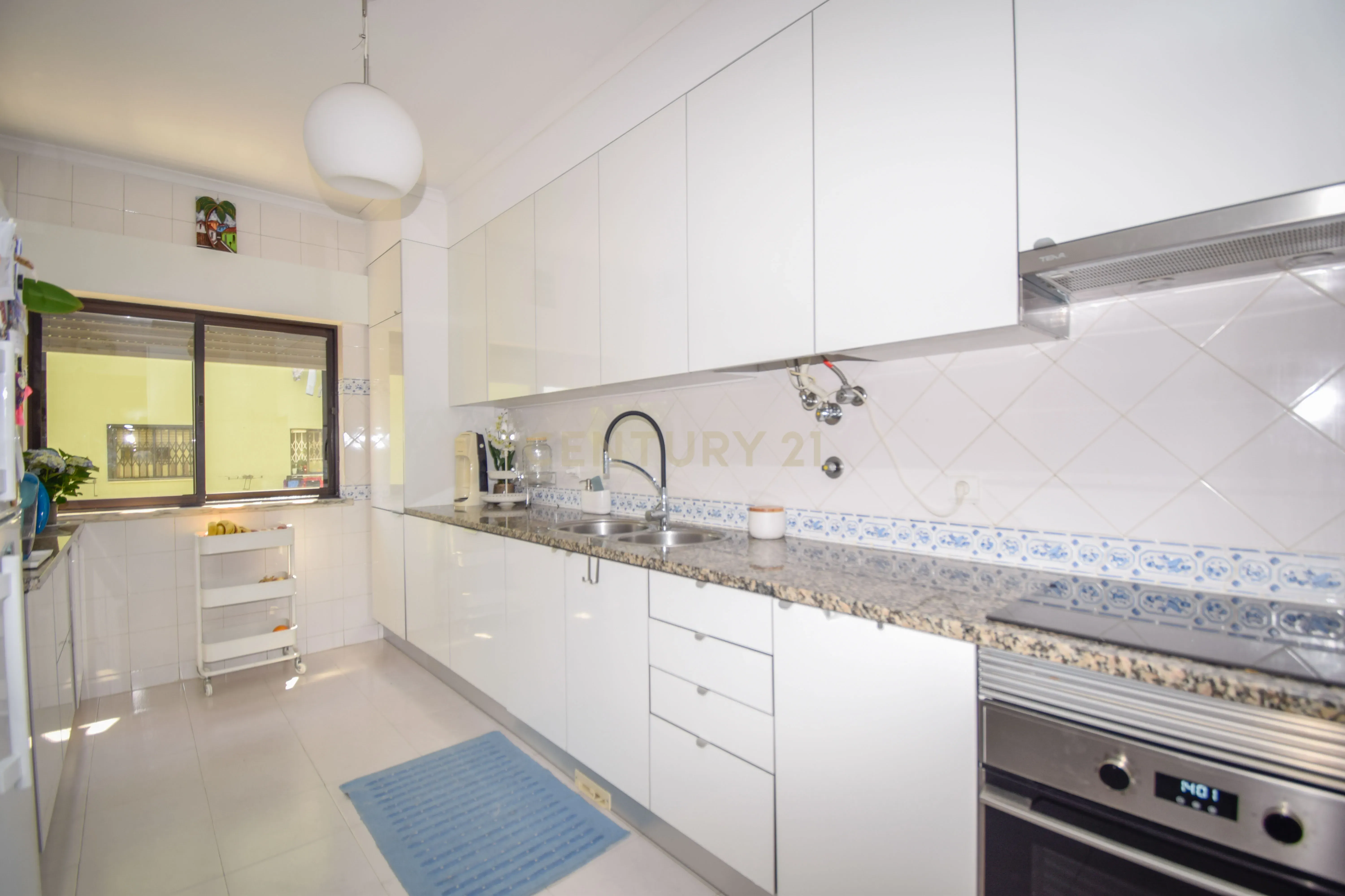 Apartamento T2 Luminoso em Alfragide Sul - Image 9