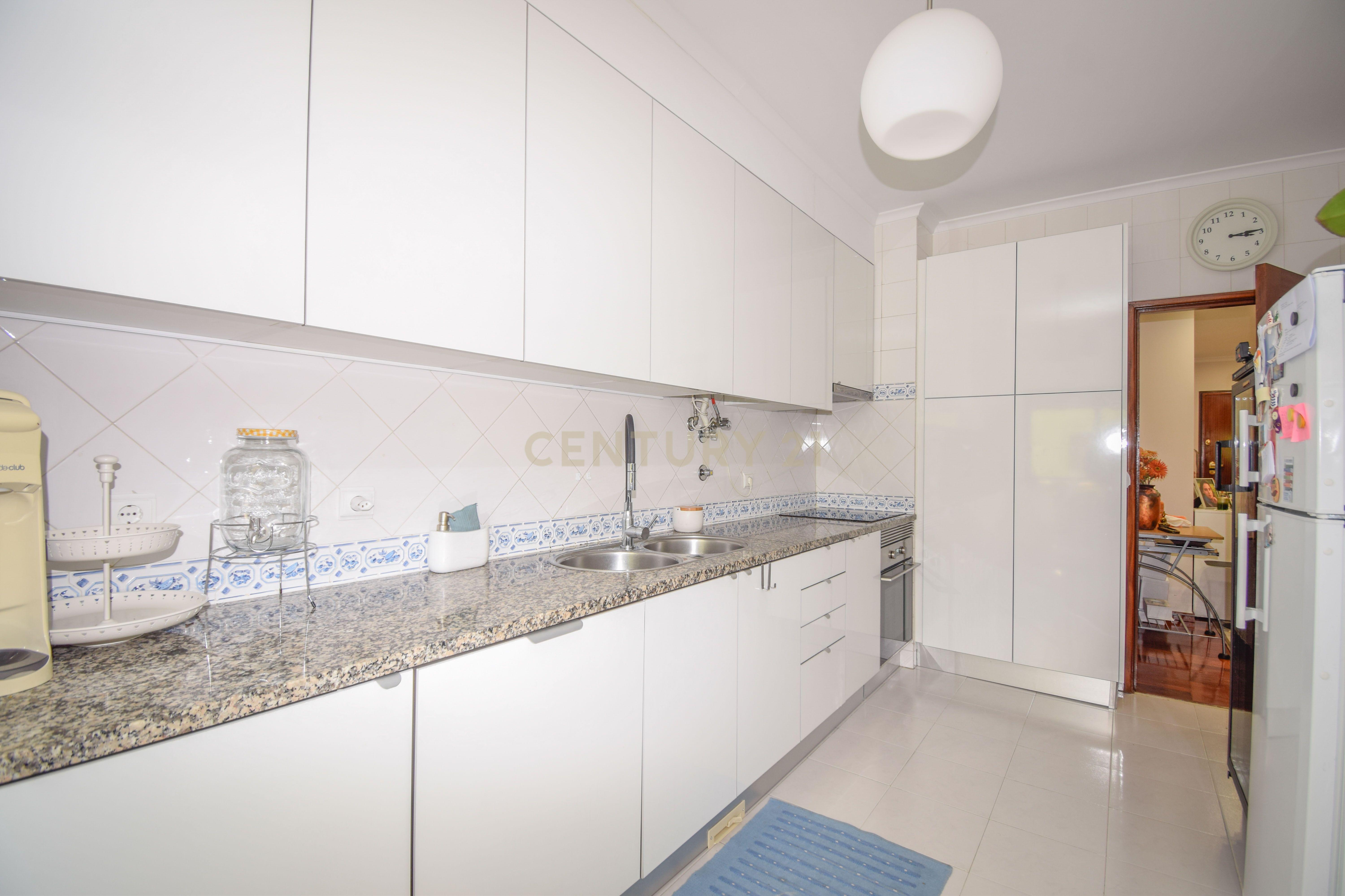 Apartamento T2 Luminoso em Alfragide Sul - Image 10