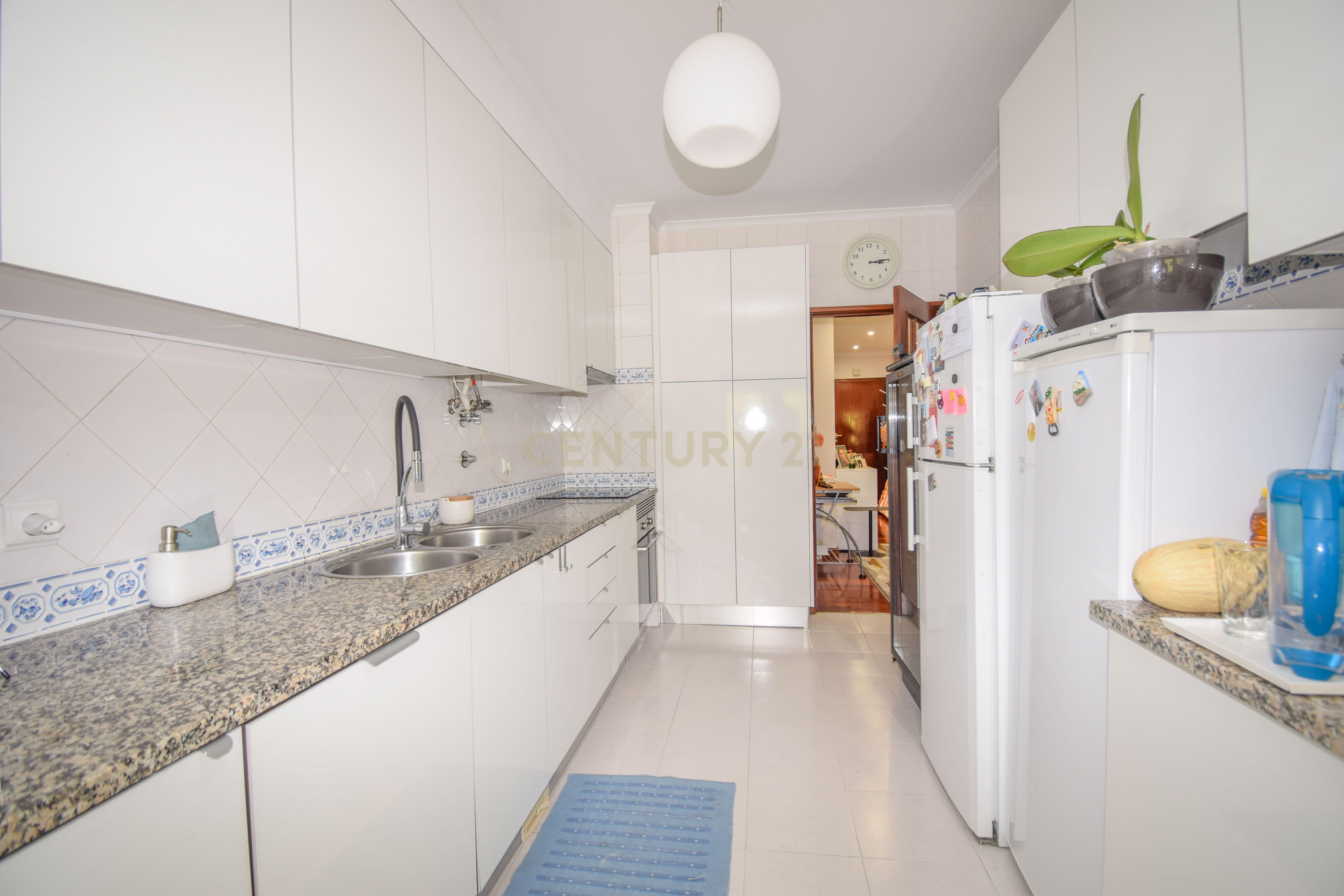 Apartamento T2 Luminoso em Alfragide Sul - Image 11