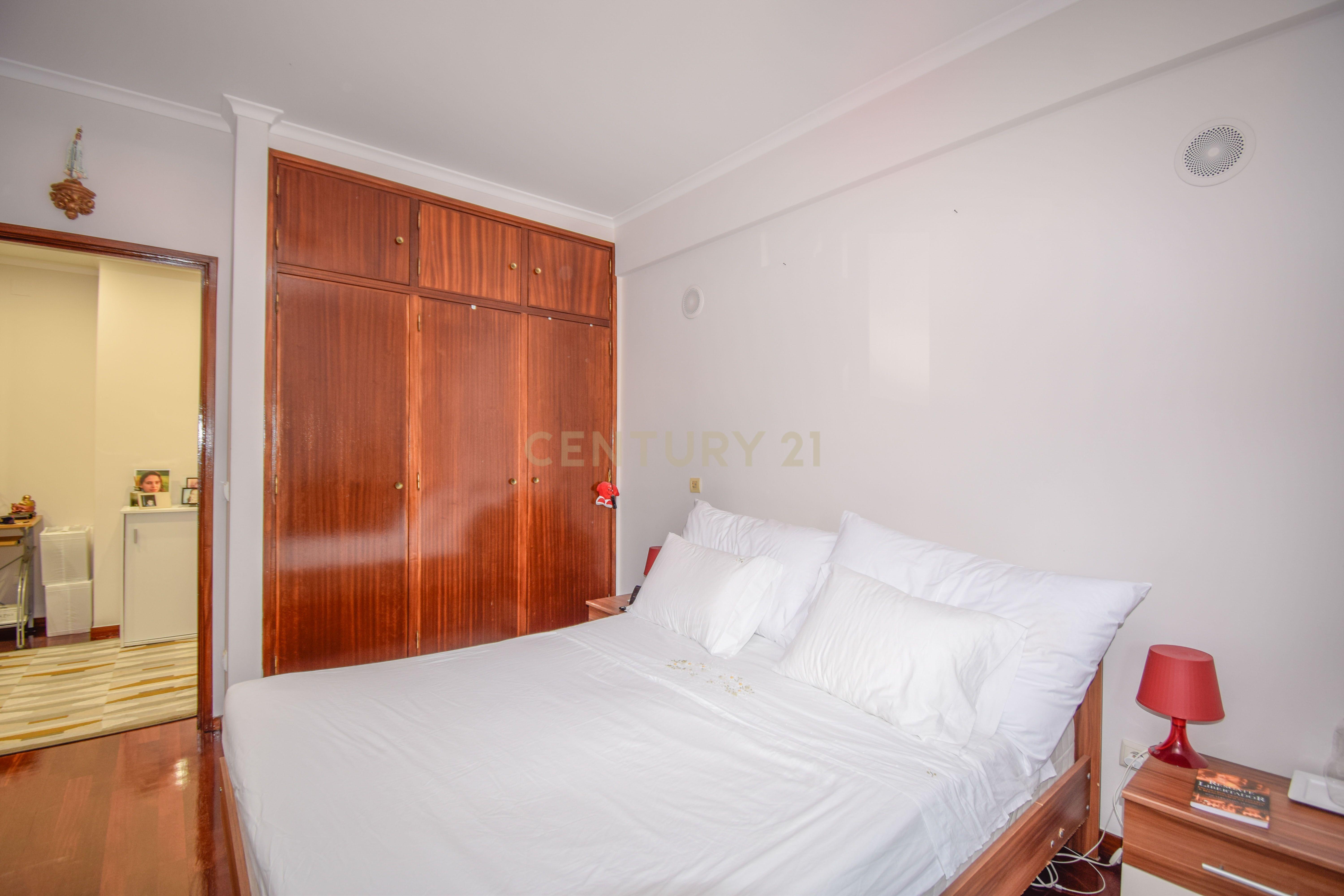 Apartamento T2 Luminoso em Alfragide Sul - Image 12
