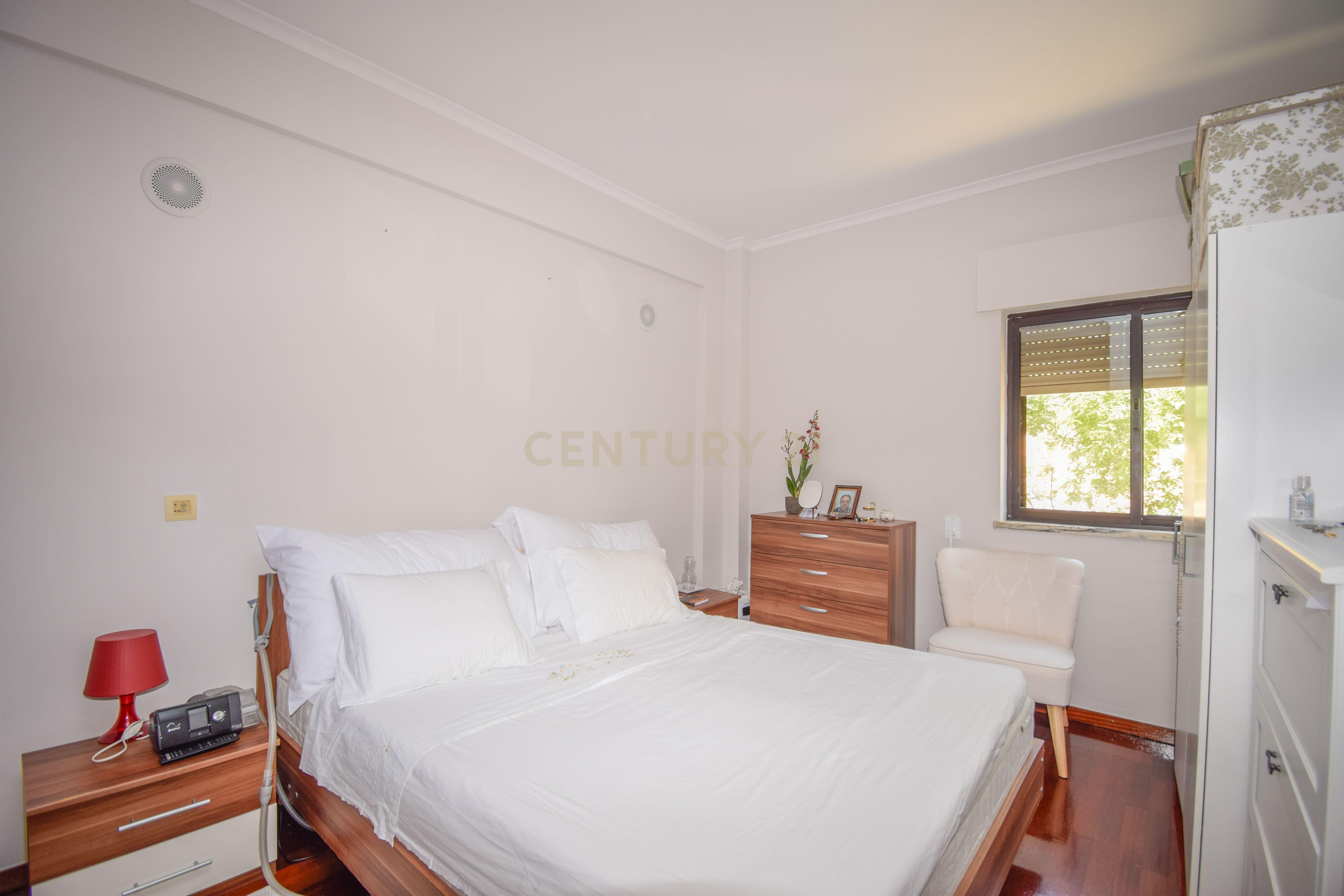 Apartamento T2 Luminoso em Alfragide Sul - Image 13