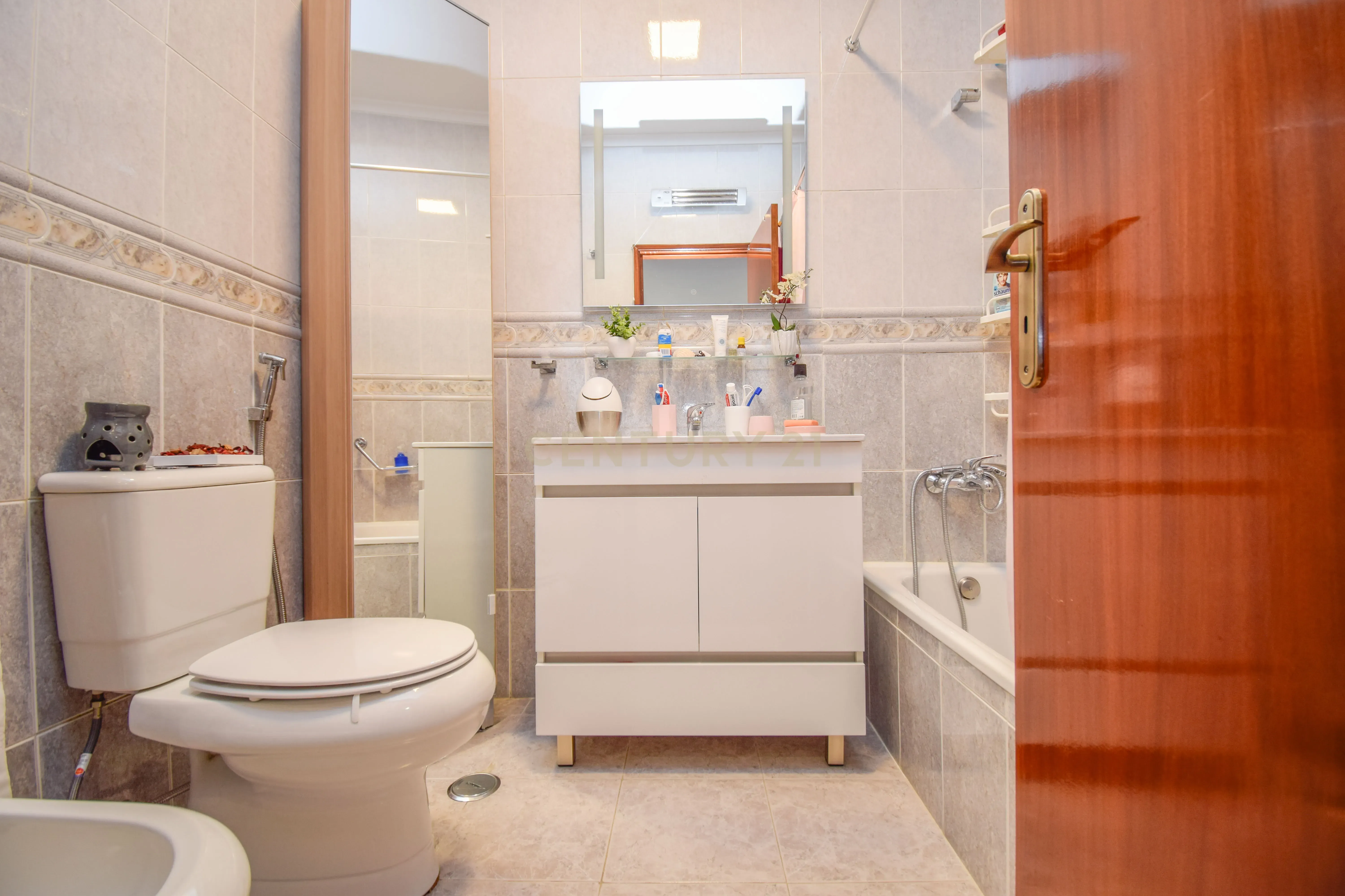 Apartamento T2 Luminoso em Alfragide Sul - Image 14