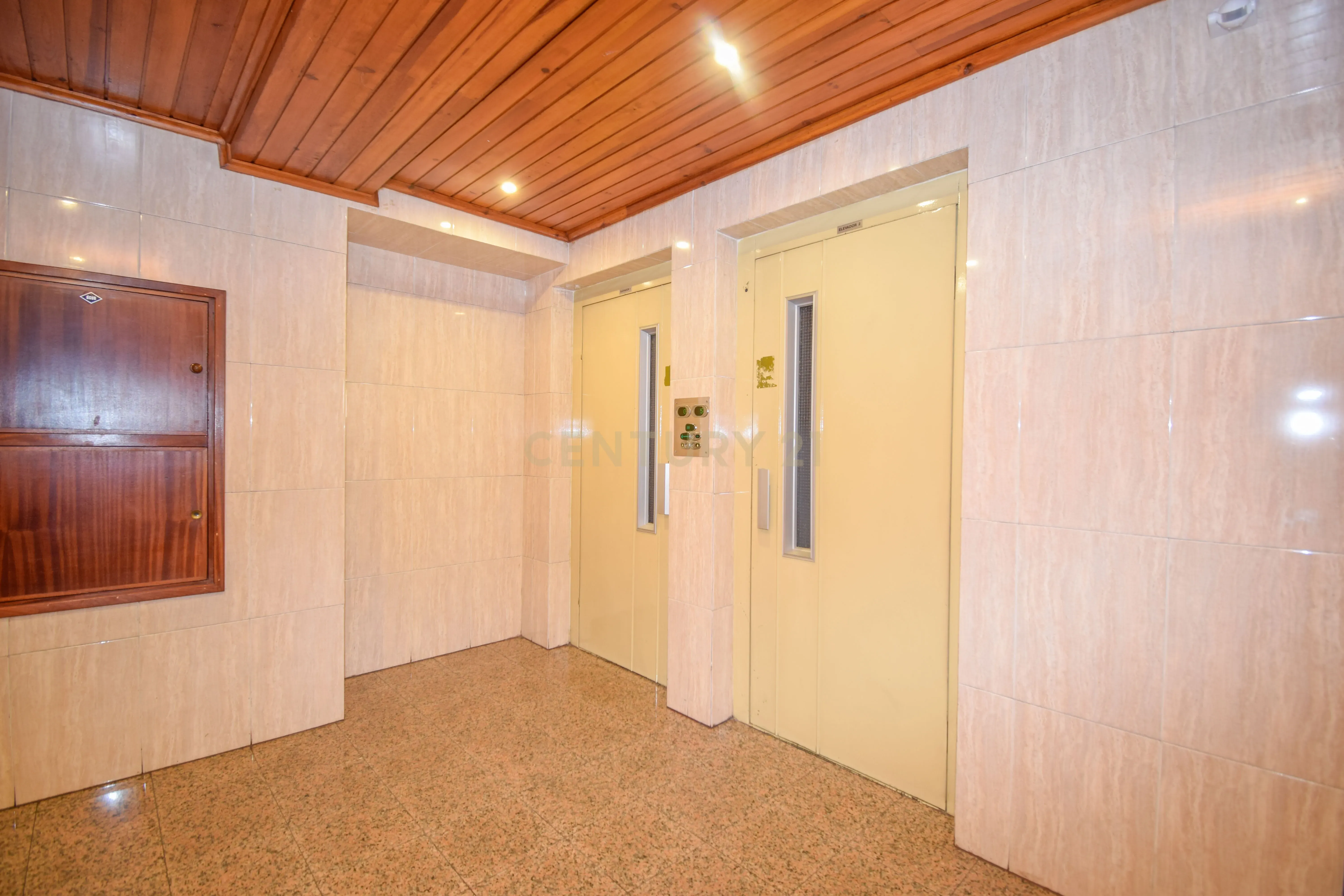 Apartamento T2 Luminoso em Alfragide Sul - Image 17