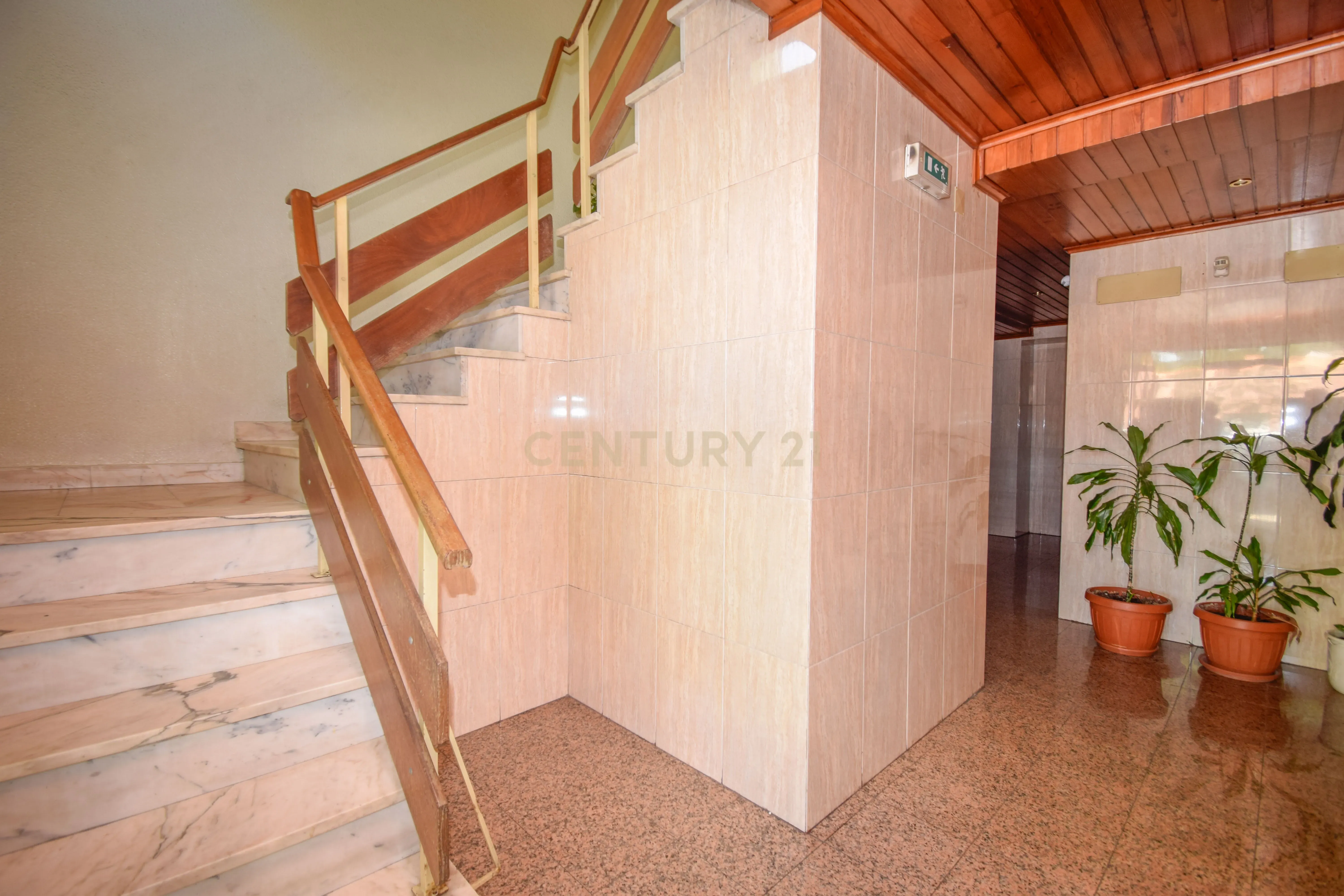 Apartamento T2 Luminoso em Alfragide Sul - Image 18
