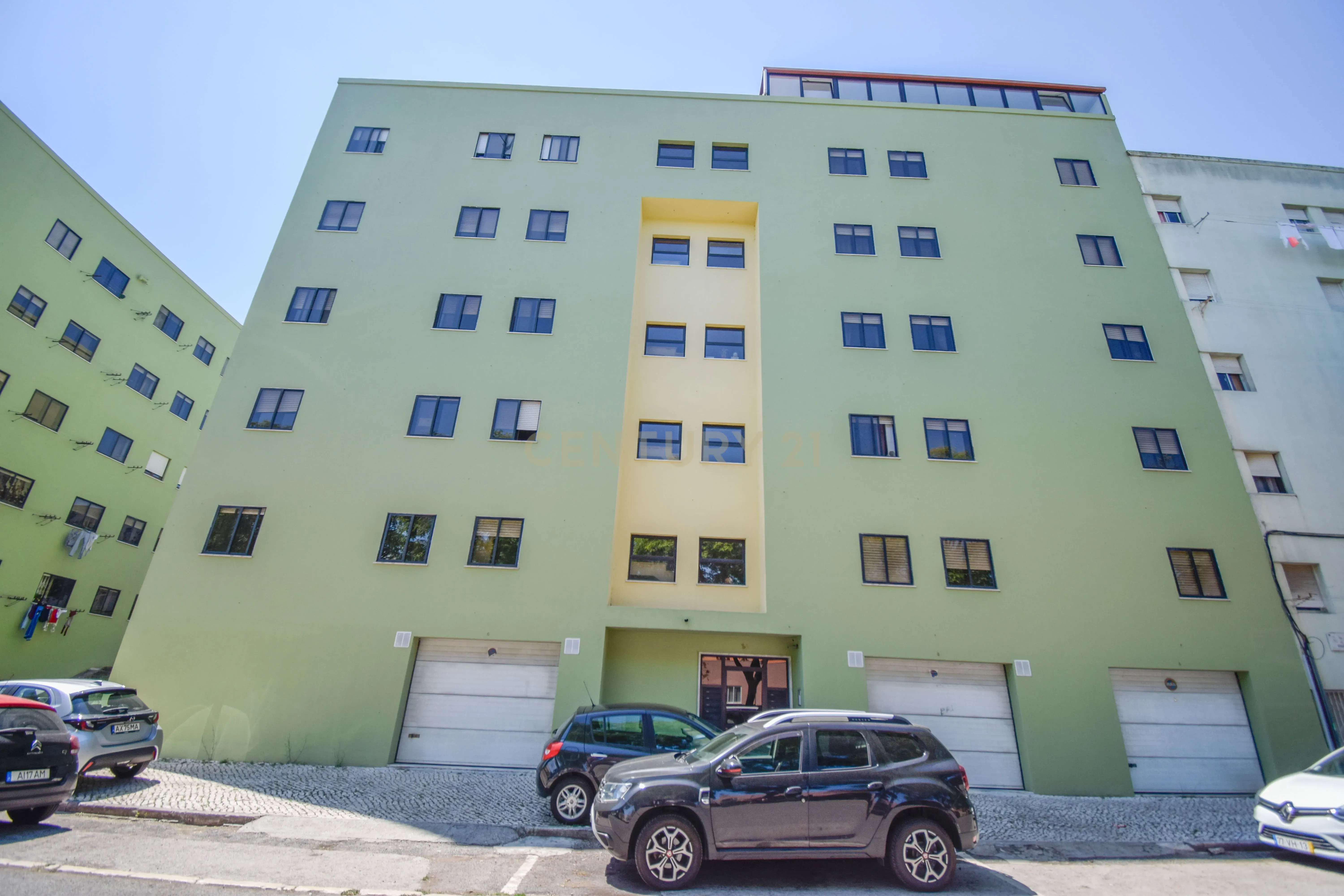 Apartamento T2 Luminoso em Alfragide Sul - Image 19