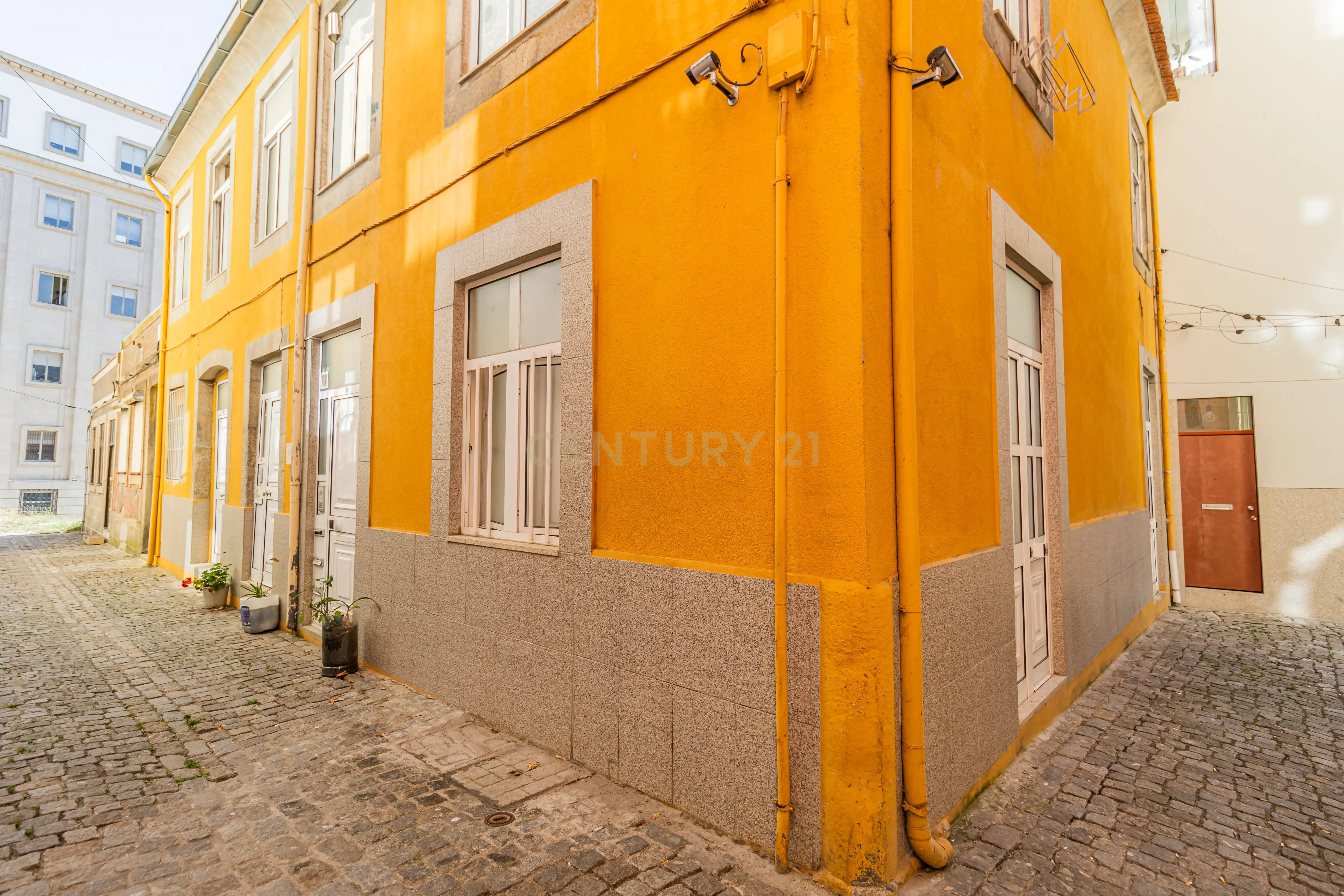 Dois prédios contíguos na Baixa do Porto -com licença AL - Image 1
