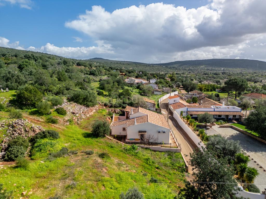 Quinta encantadora com potencial de expansão perto de Albufeira - Image 1
