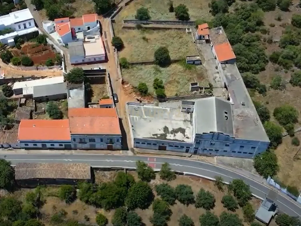 Moradia com 662m2, anexos e logradouro, para recuperação em Ponte de Salir - Image 1