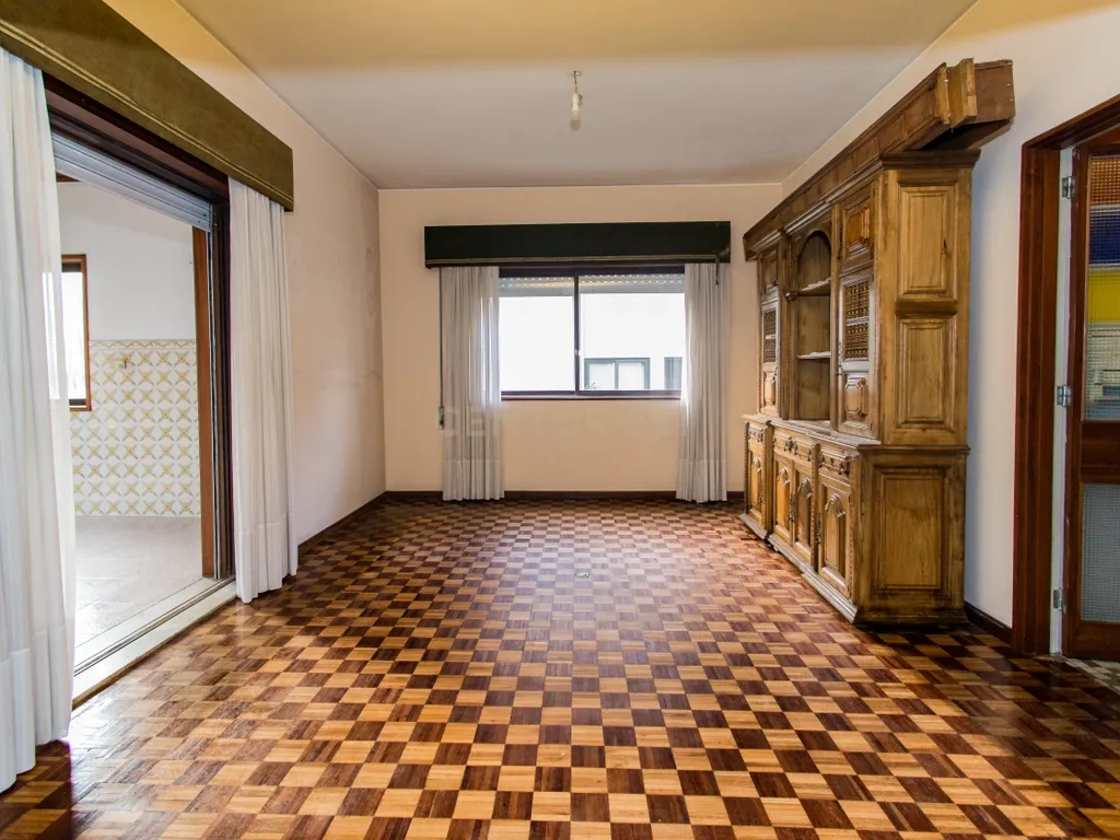 Moradia para venda c/ elevador, junto à Praça Velasquez, Porto - Image 6