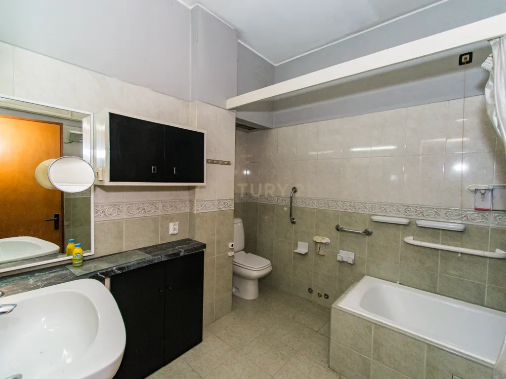 Moradia para venda c/ elevador, junto à Praça Velasquez, Porto - Image 11