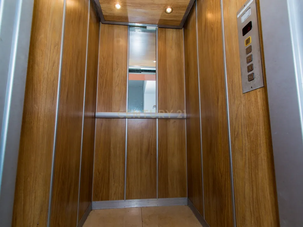 Moradia para venda c/ elevador, junto à Praça Velasquez, Porto - Image 8