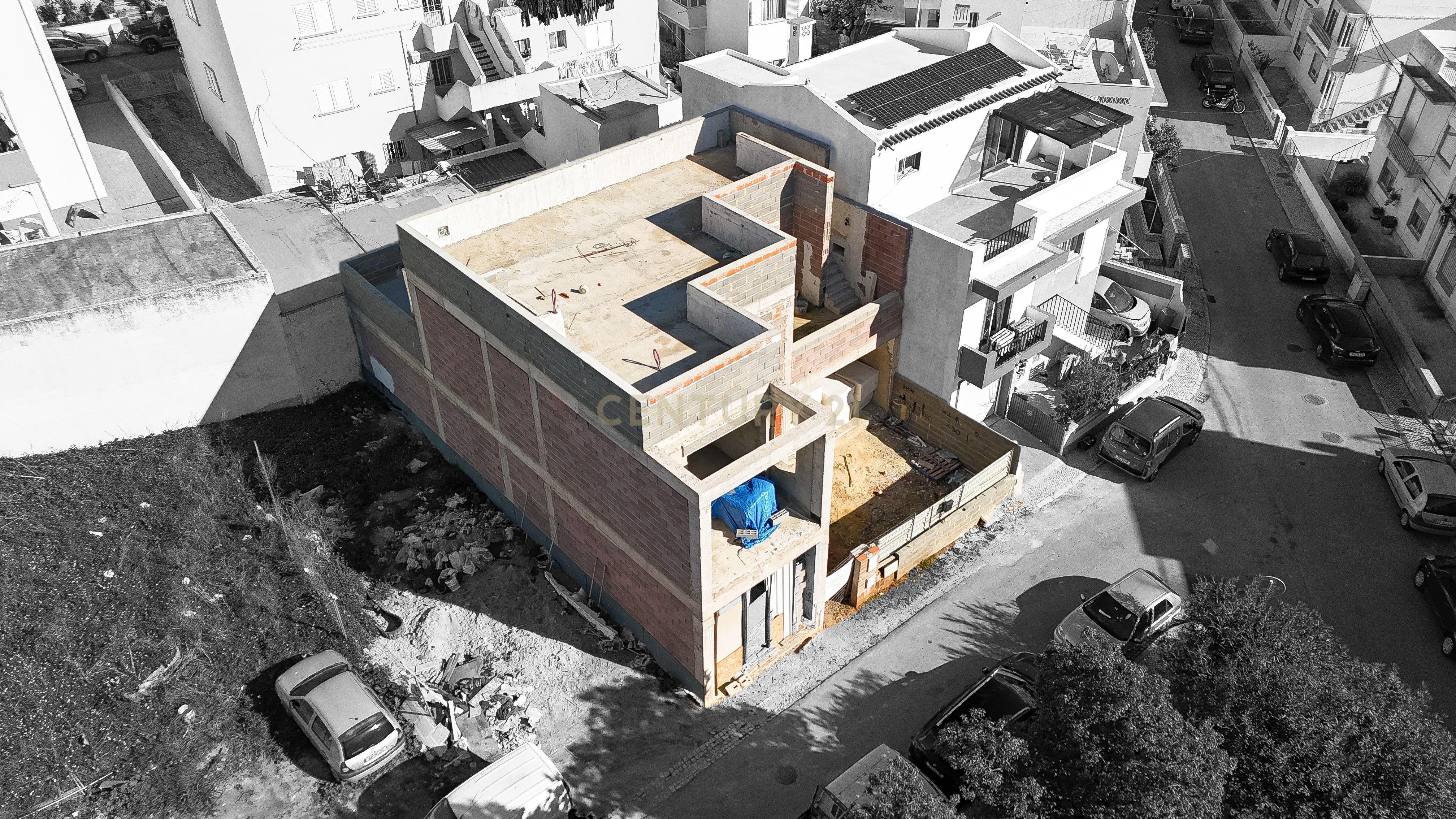 Terreno com Moradia T3+1 em Construção em Portimão - Image 22