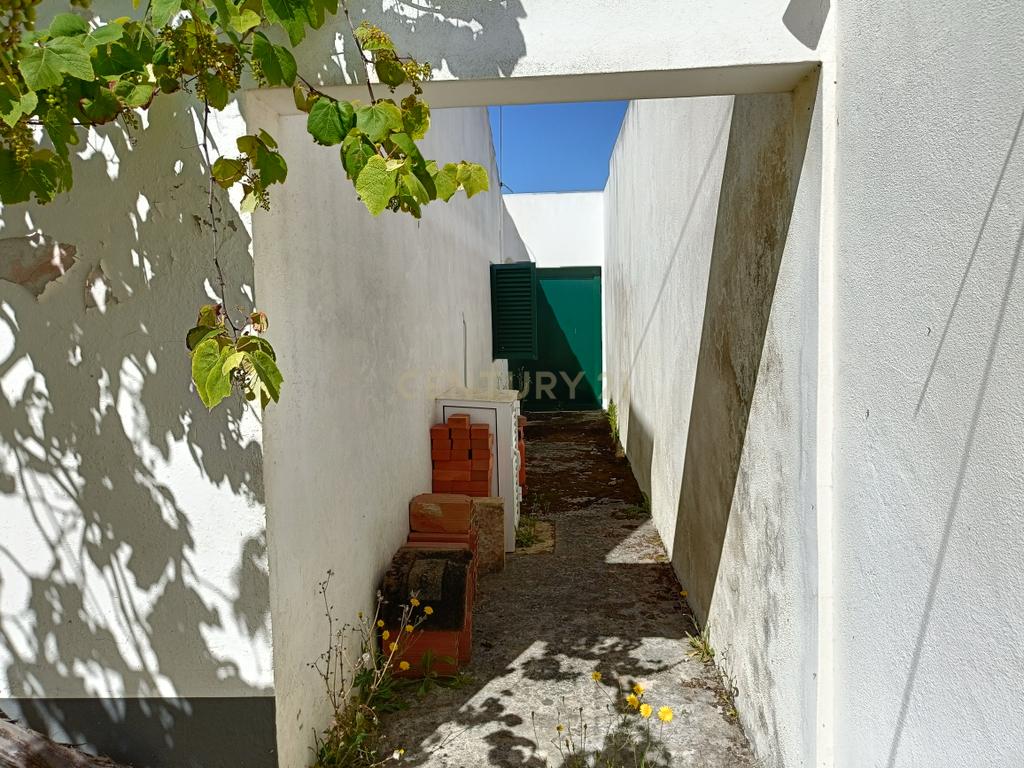 Reservado - Casa de Praia com vista lateral para o mar, com 2 garagens box, logradouro de boas dimensões, 3 quartos, a uma curta distância da praia paradisíaca de Vale Furado - Image 30