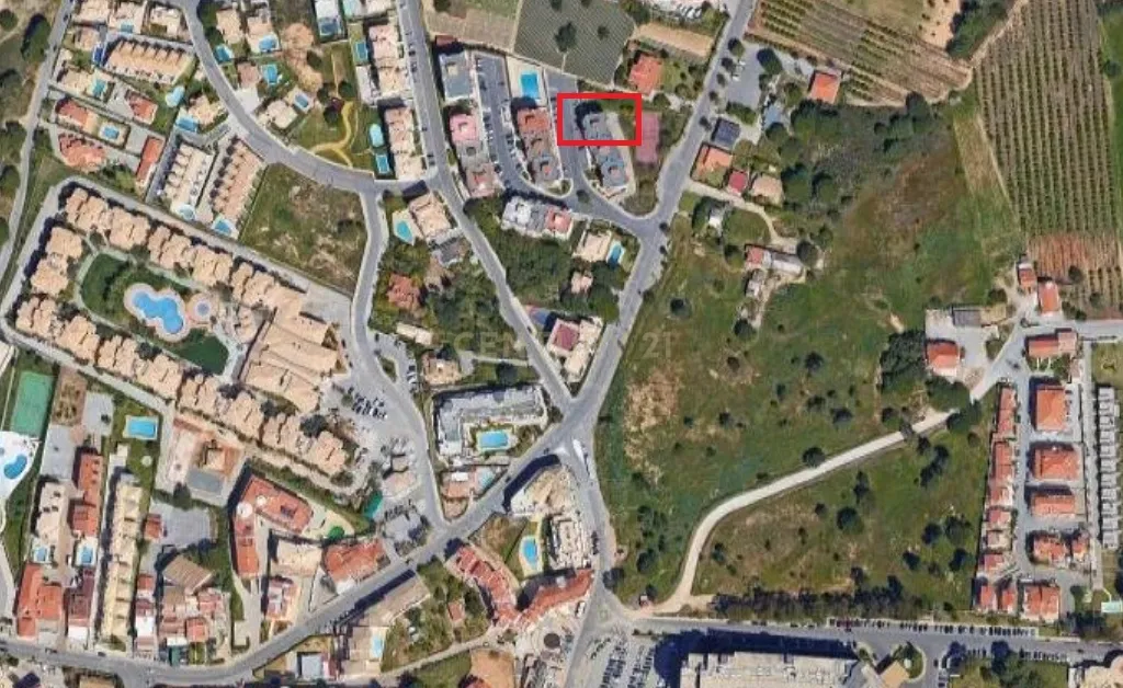 🏠 Oportunidade Única: Garagem de 168m² no Centro da Vila dos Olhos de Água, Albufeira! - Image 11