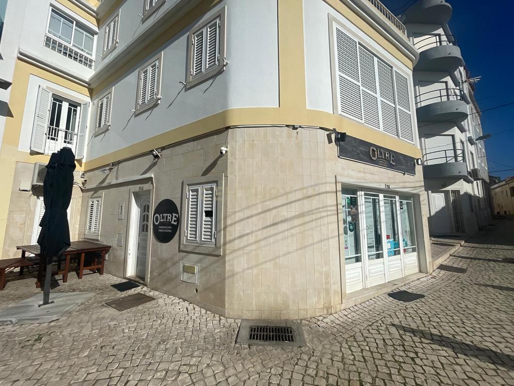 Imóvel comercial reconvertível em T2 para Habitação em 2a Linha de Praia - Image 4