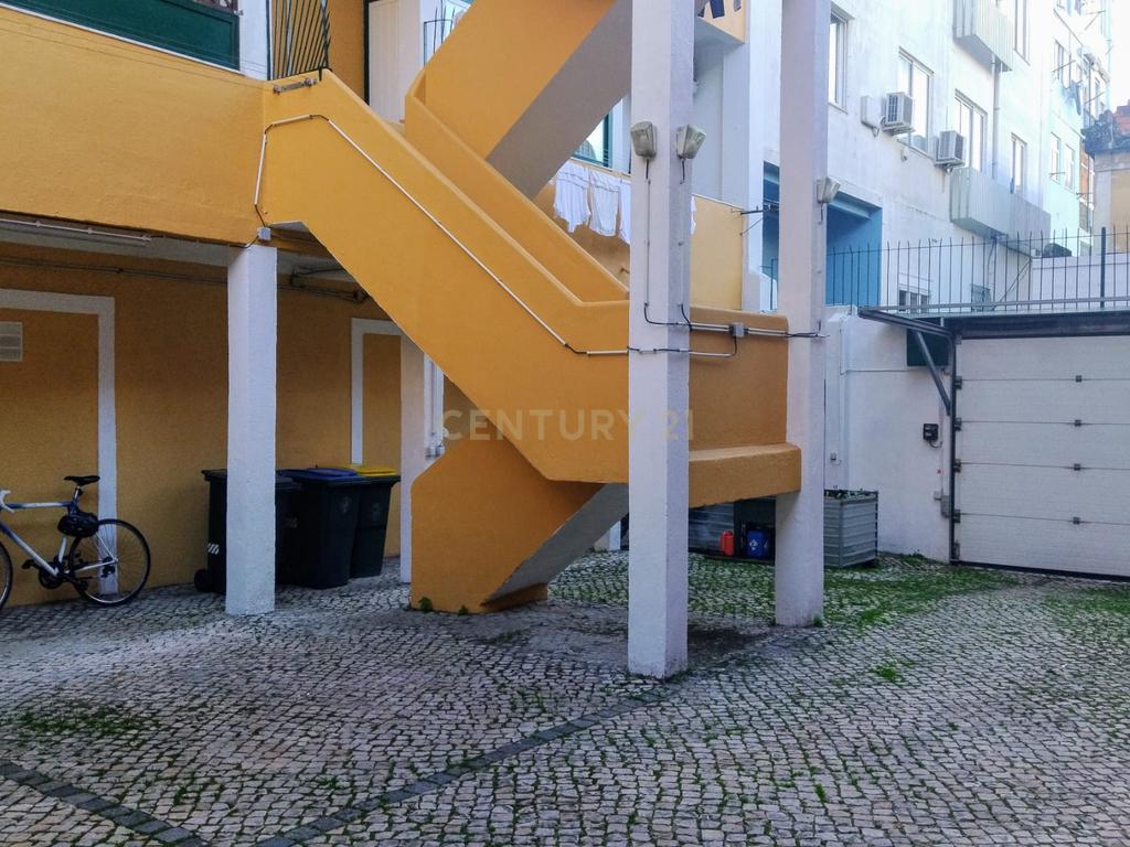 Apartamento T3 à venda na Rua Morais Soares, com lugar de parqueamento. - Image 21