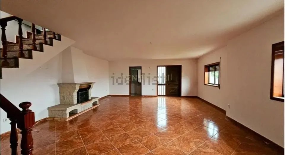Moradia T3 unifamiliar e armazém em Tagilde e Vizela - Image 3