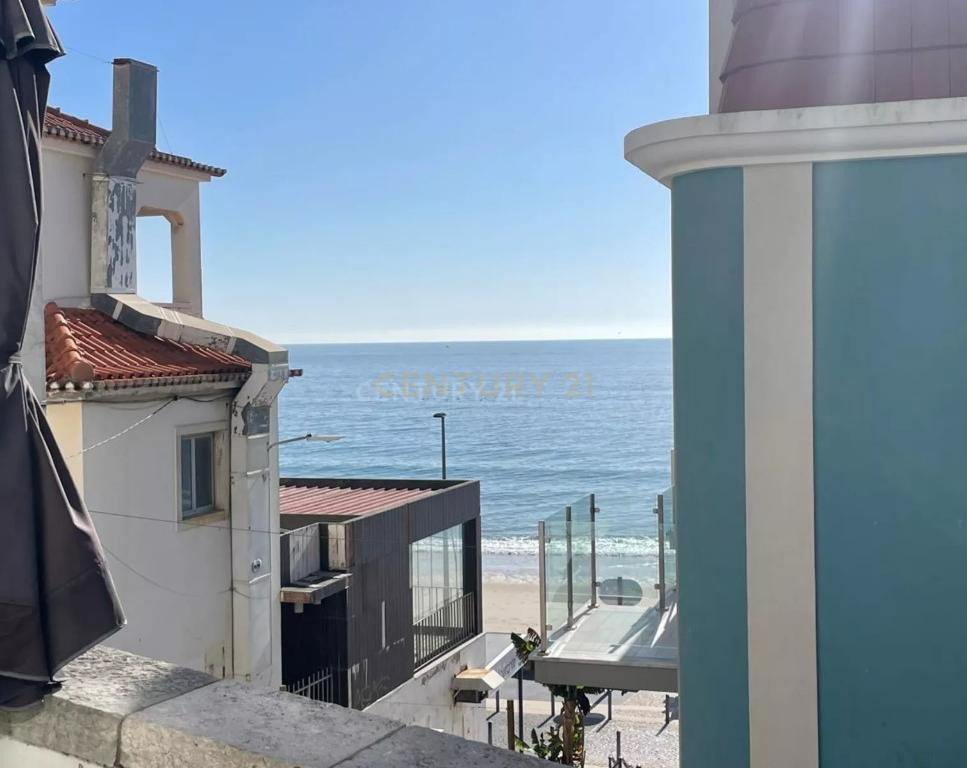 Imóvel comercial reconvertível em T2 para Habitação em 2a Linha de Praia - Image 1